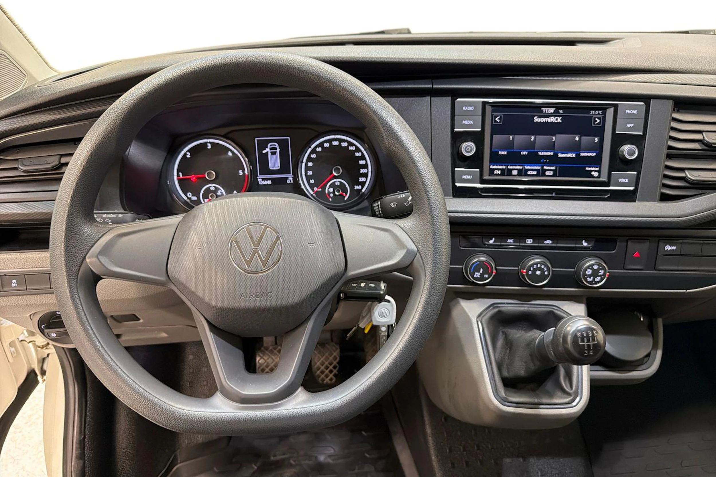 valkoinen Volkswagen Transporter 2021 kuva 9.