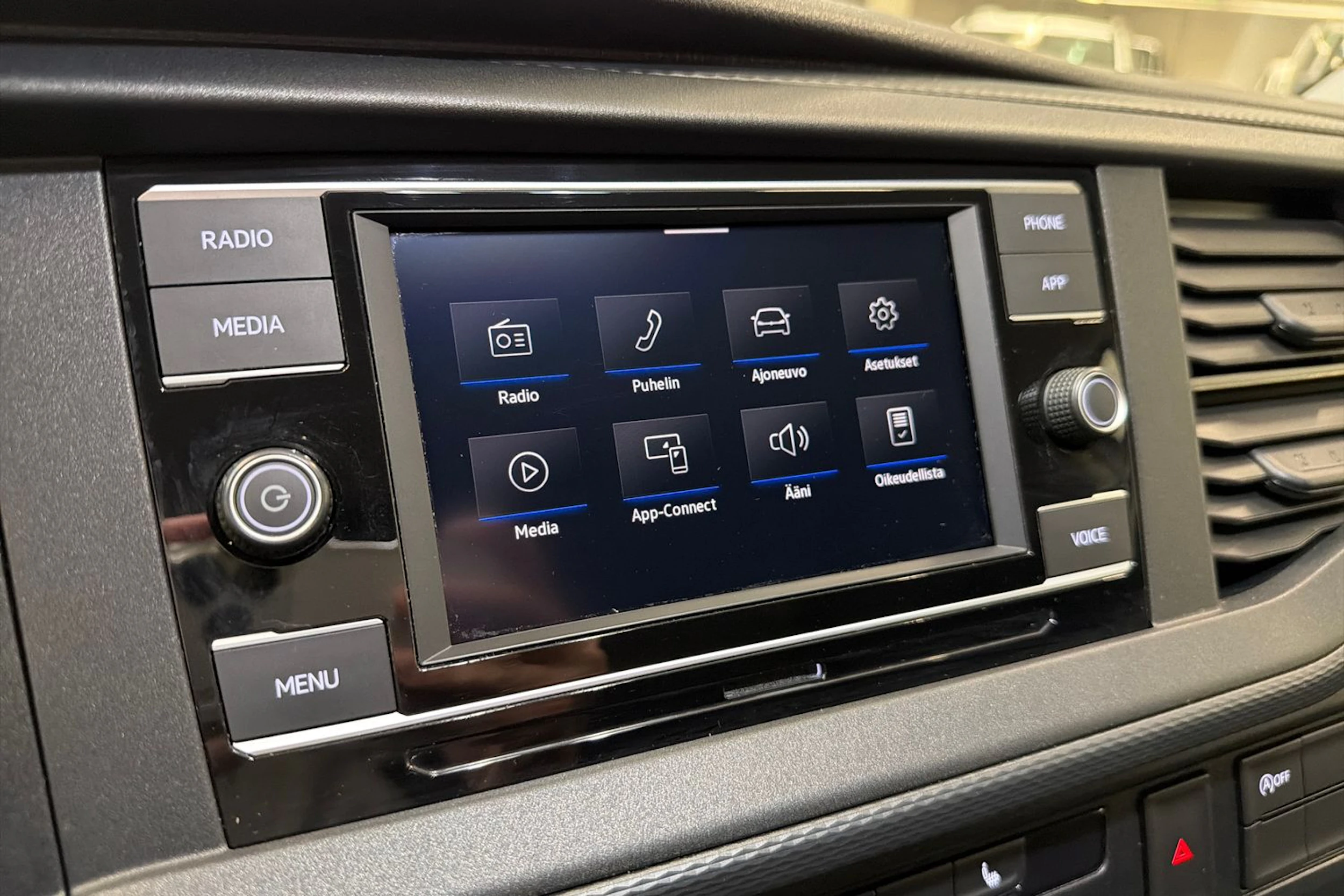 valkoinen Volkswagen Transporter 2021 kuva 16.