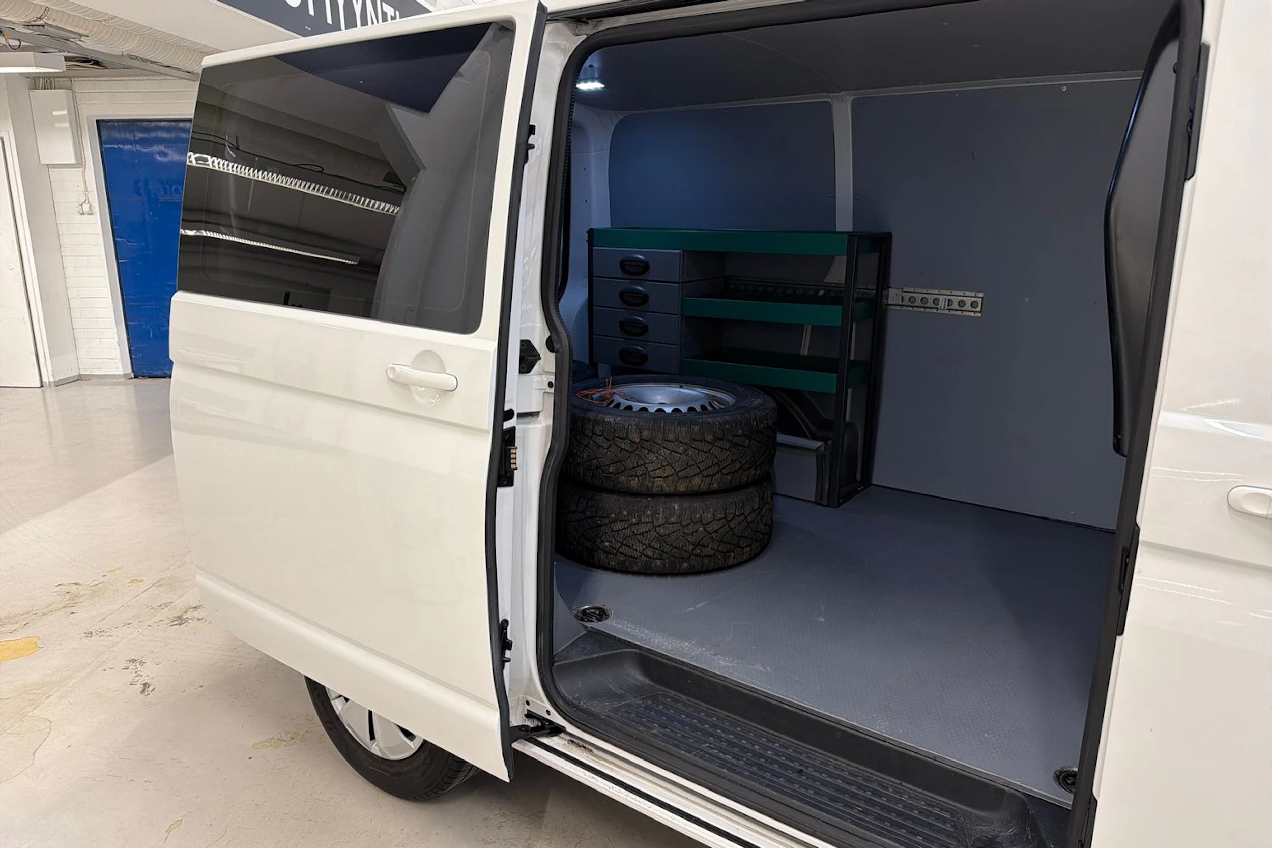 valkoinen Volkswagen Transporter 2021 kuva 22.