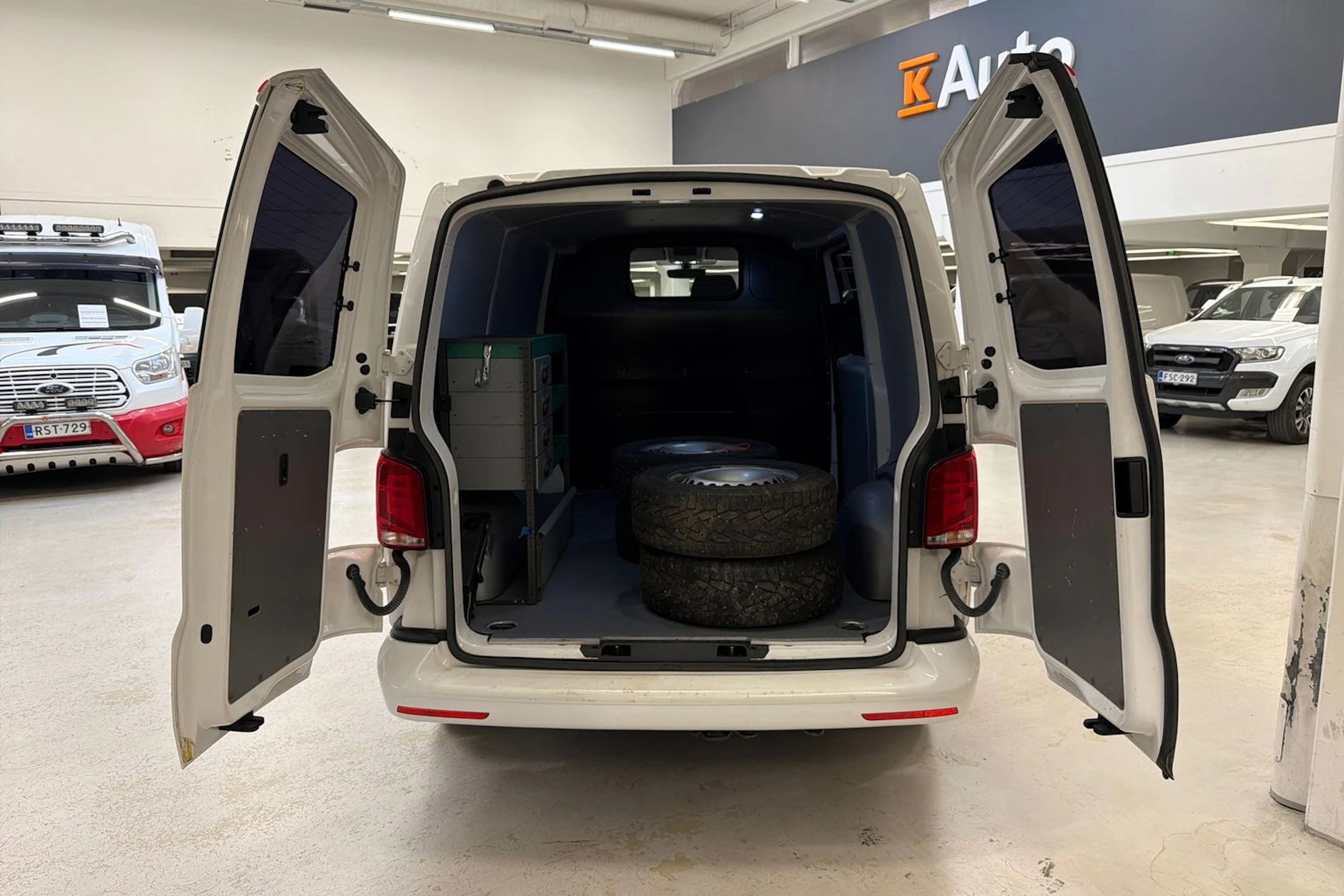 valkoinen Volkswagen Transporter 2021 kuva 26.