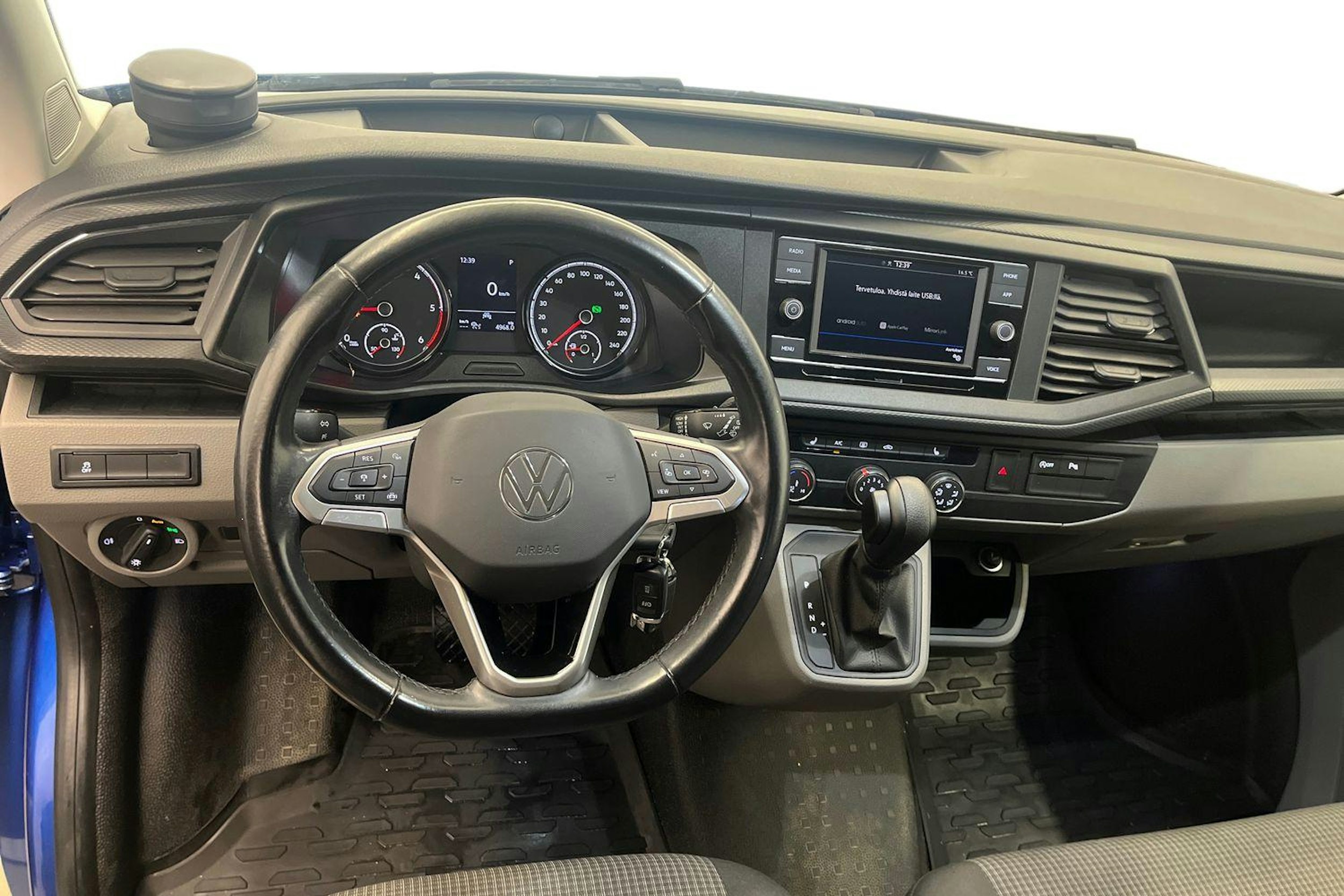 sininen Volkswagen Transporter 2021 kuva 9.