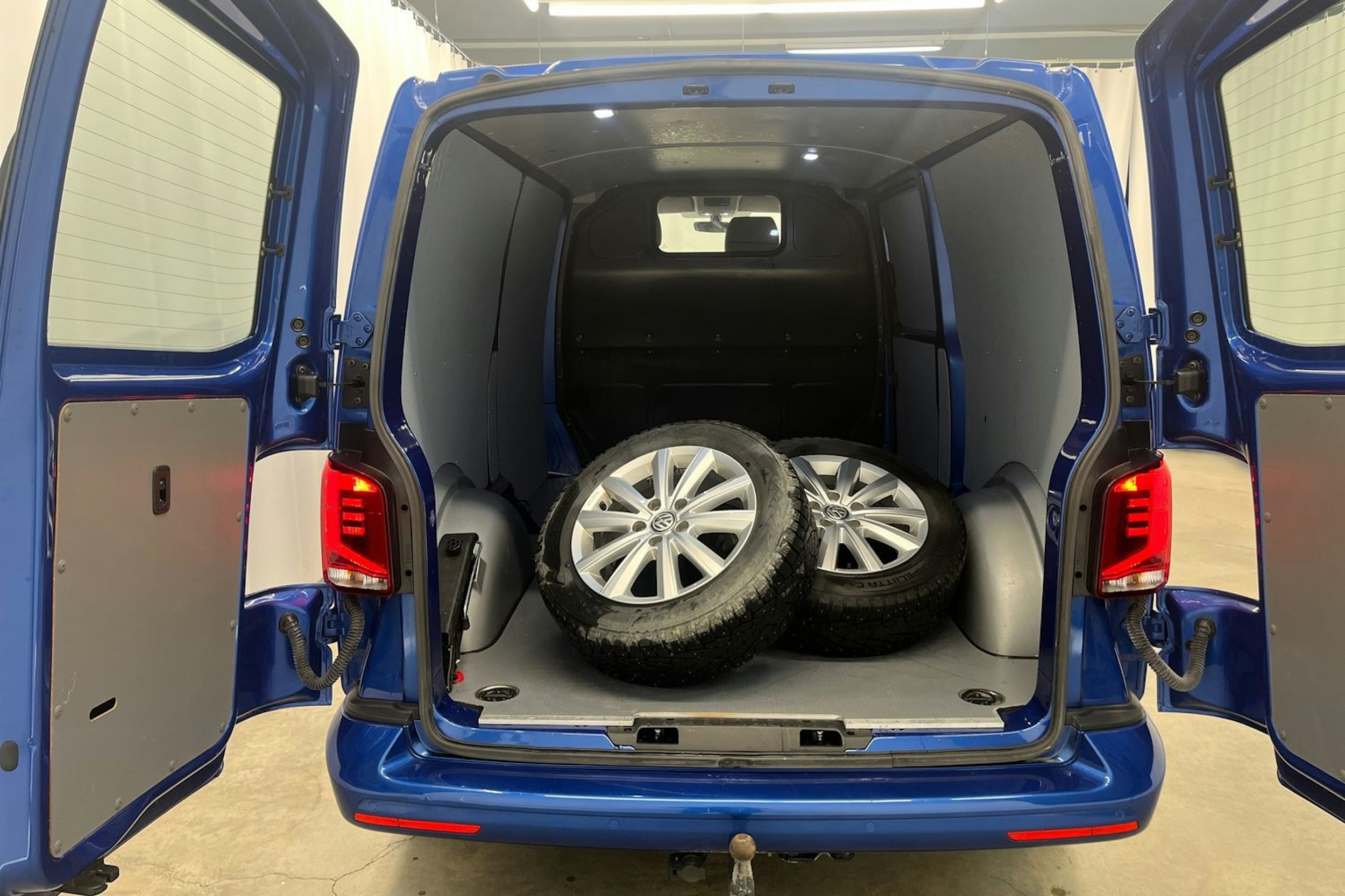 sininen Volkswagen Transporter 2021 kuva 15.