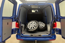 sininen Volkswagen Transporter 2021 kuva 15.