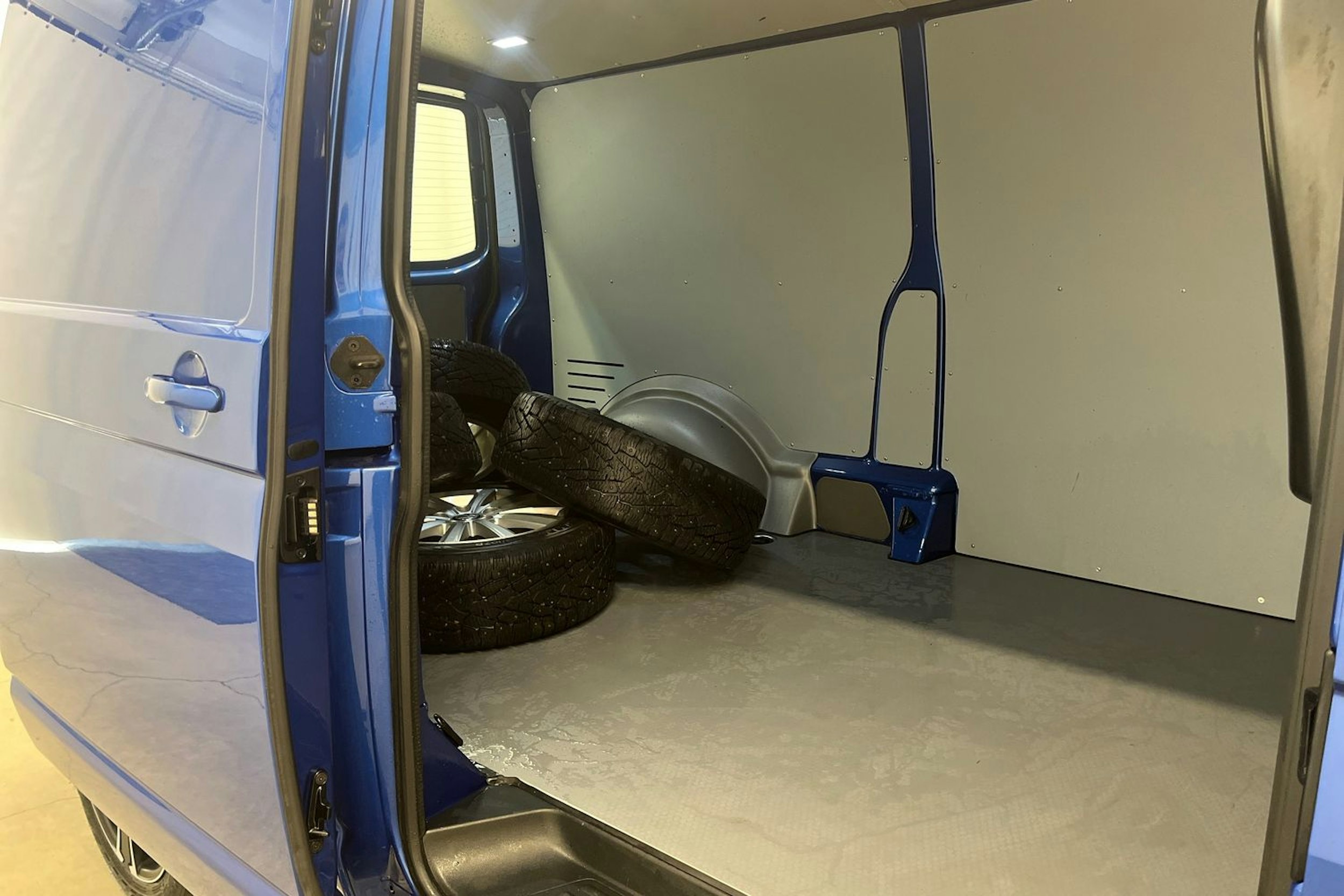 sininen Volkswagen Transporter 2021 kuva 18.