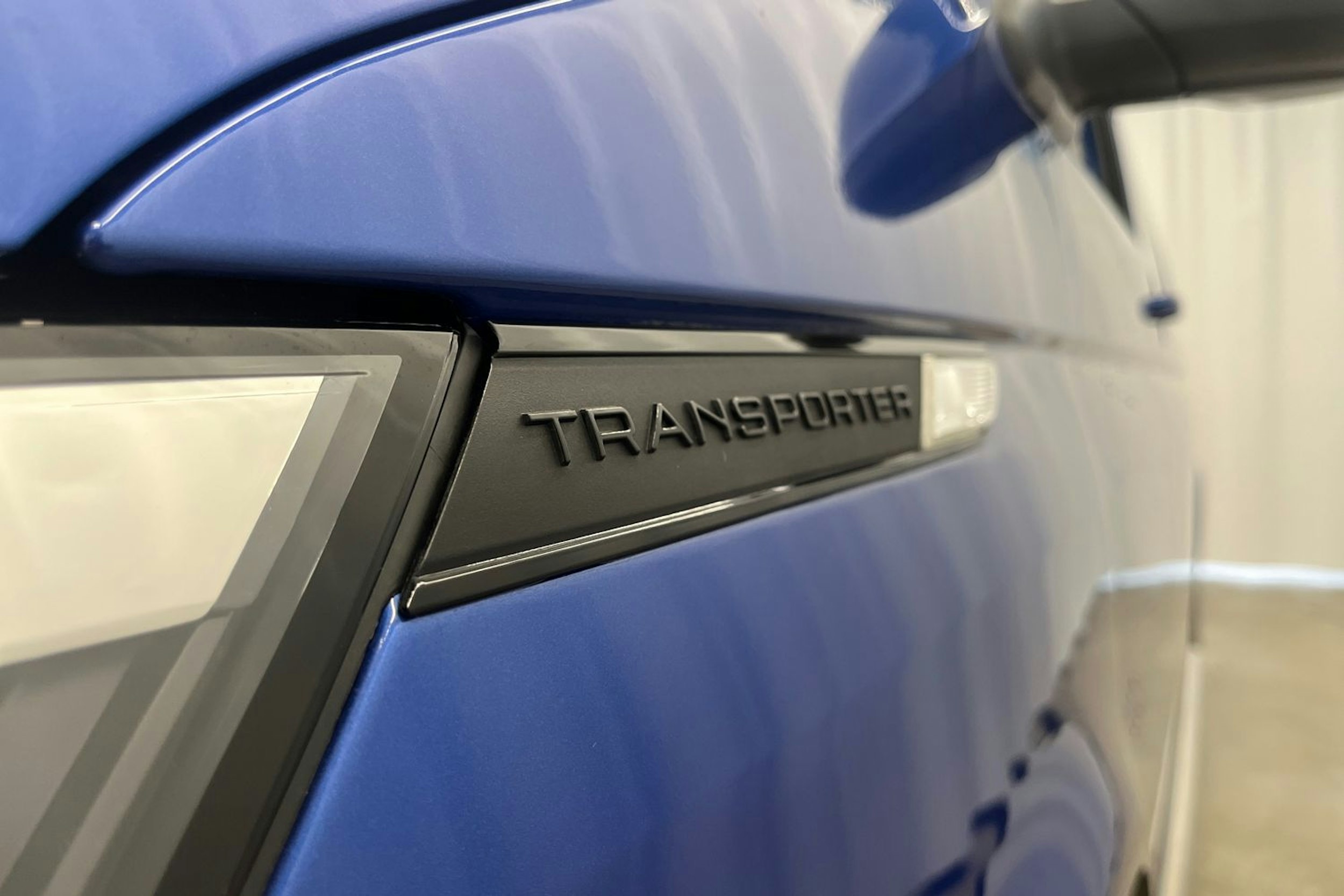 sininen Volkswagen Transporter 2021 kuva 20.