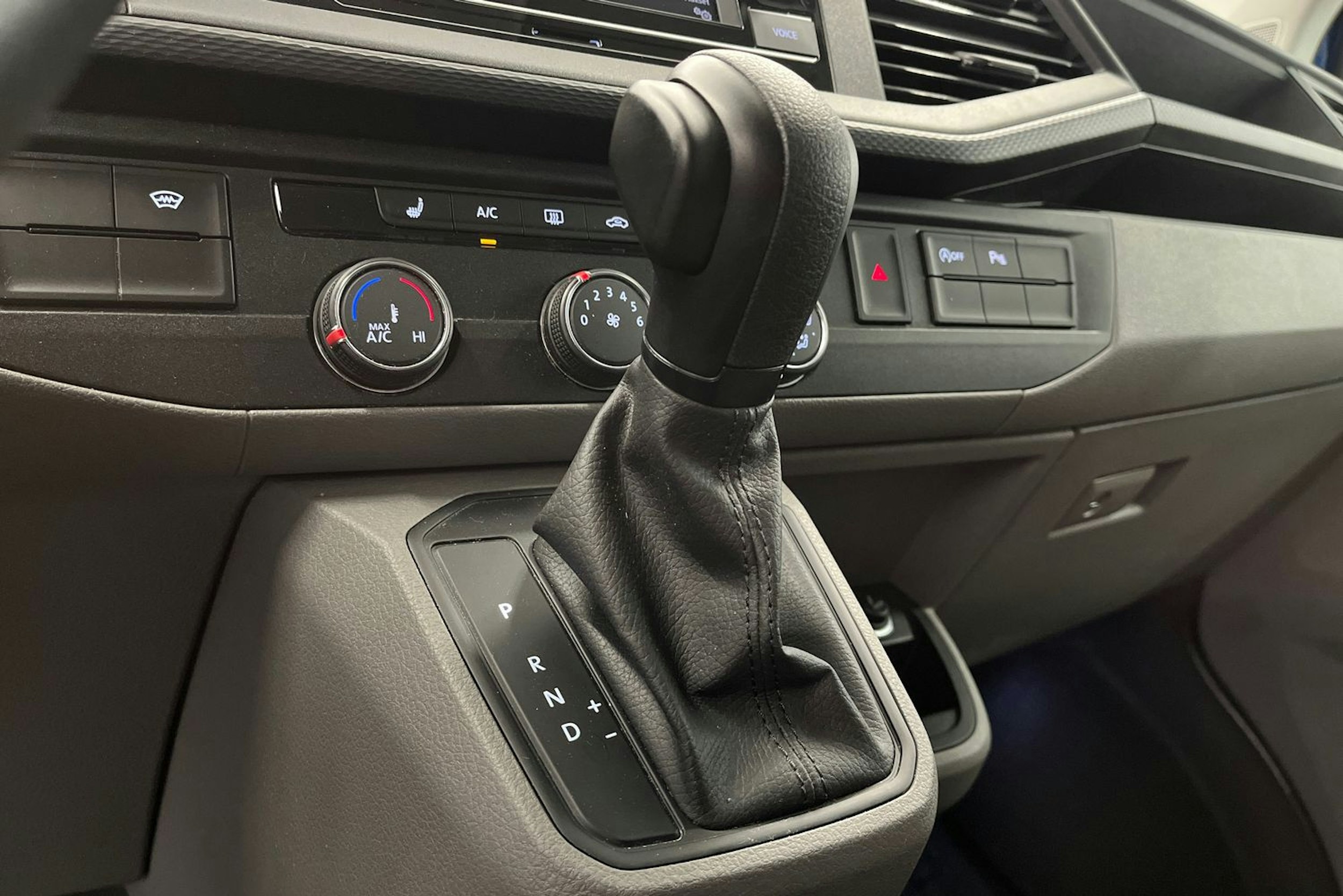 sininen Volkswagen Transporter 2021 kuva 33.