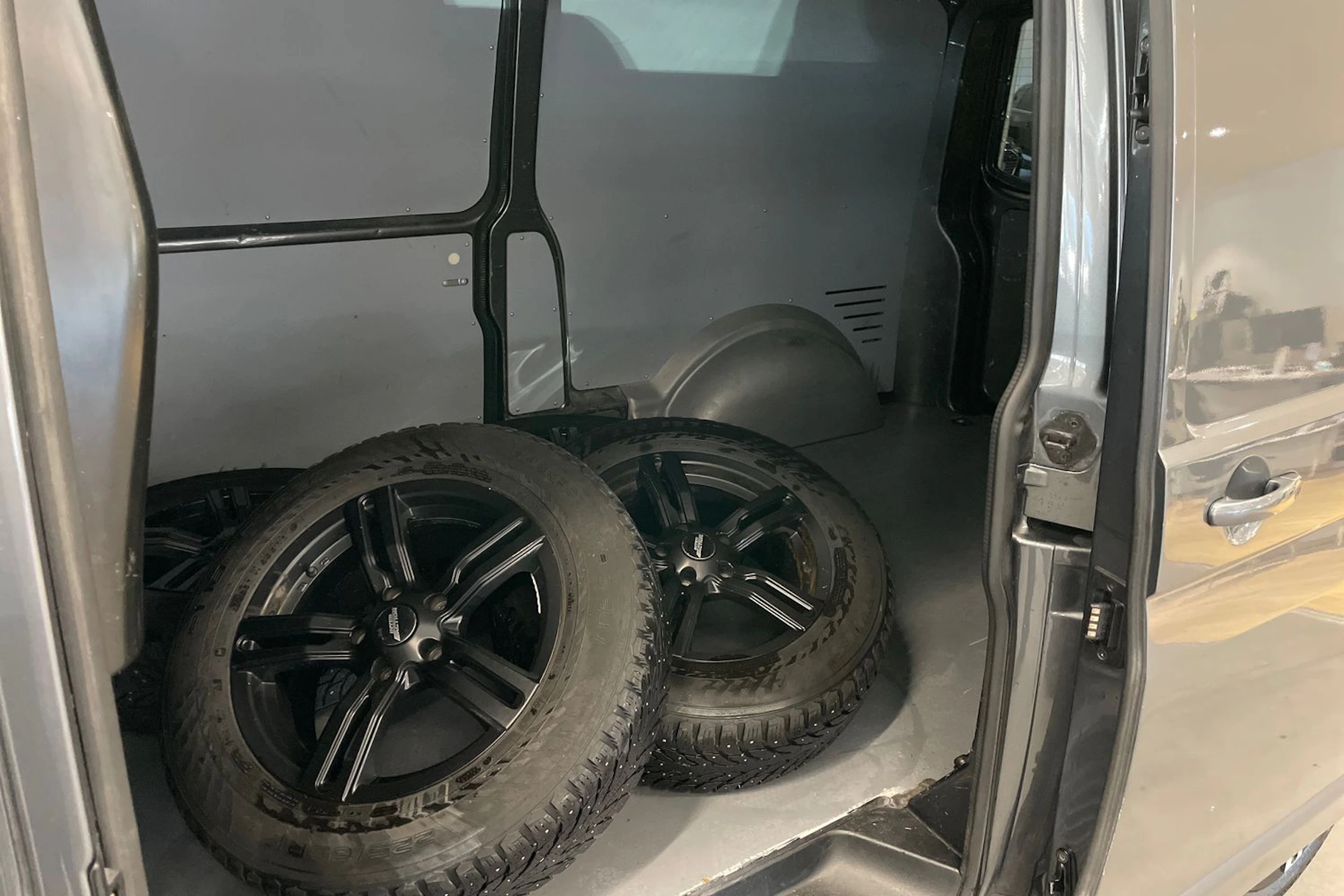 Harmaa Volkswagen TRANSPORTER 2021 kuva 18.