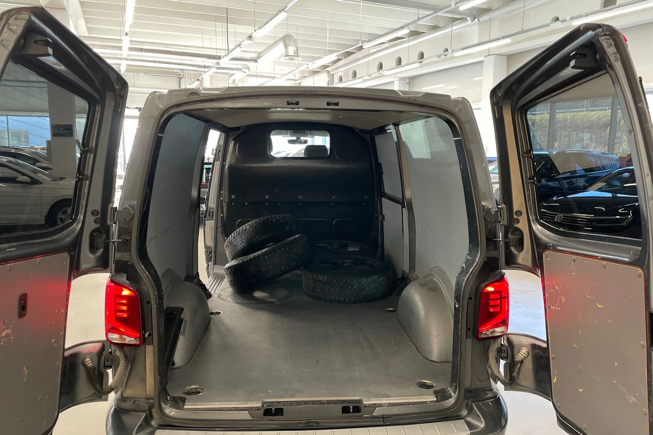 Harmaa Volkswagen TRANSPORTER 2021 kuva 19.