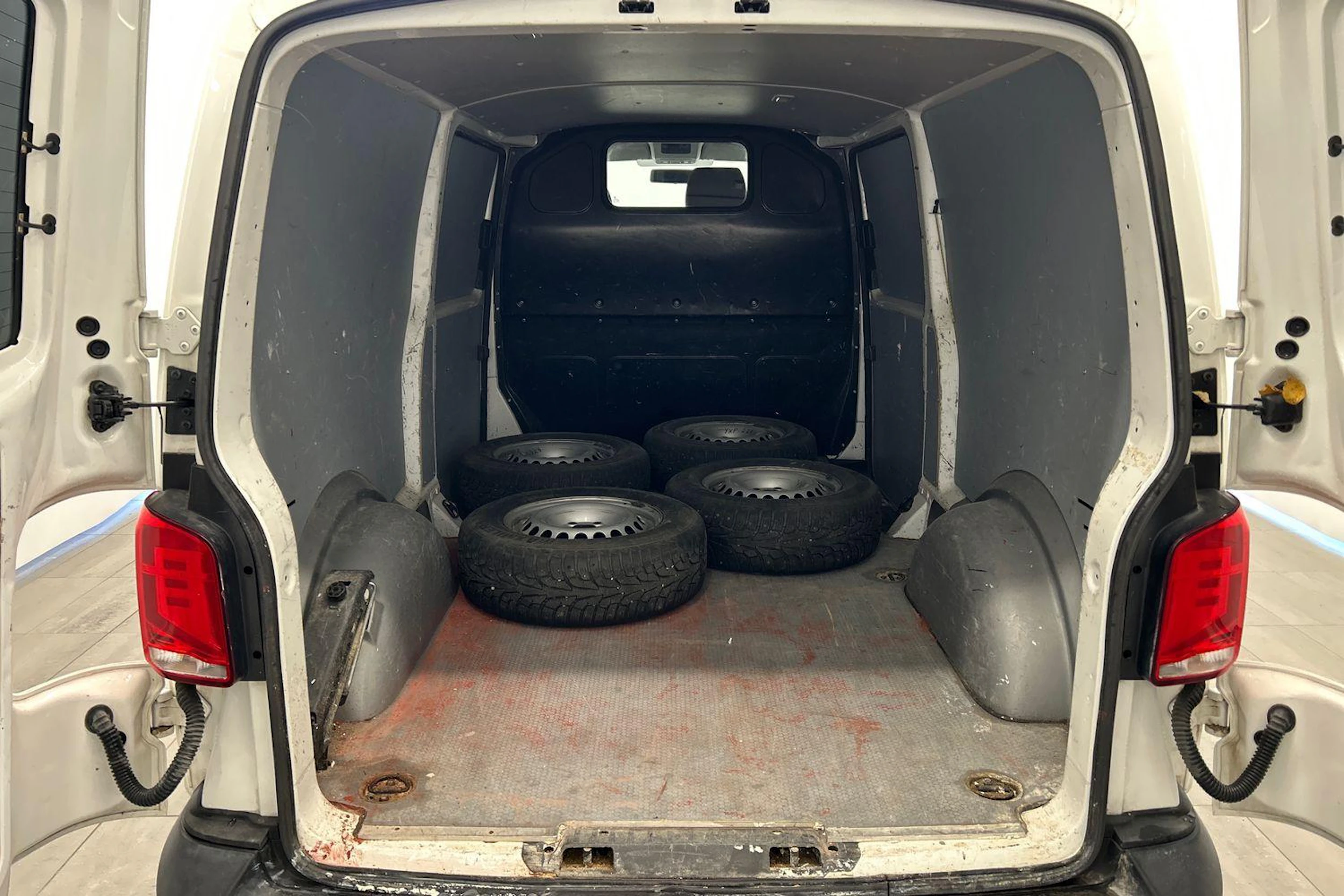 valkoinen Volkswagen Transporter 2021 kuva 8.