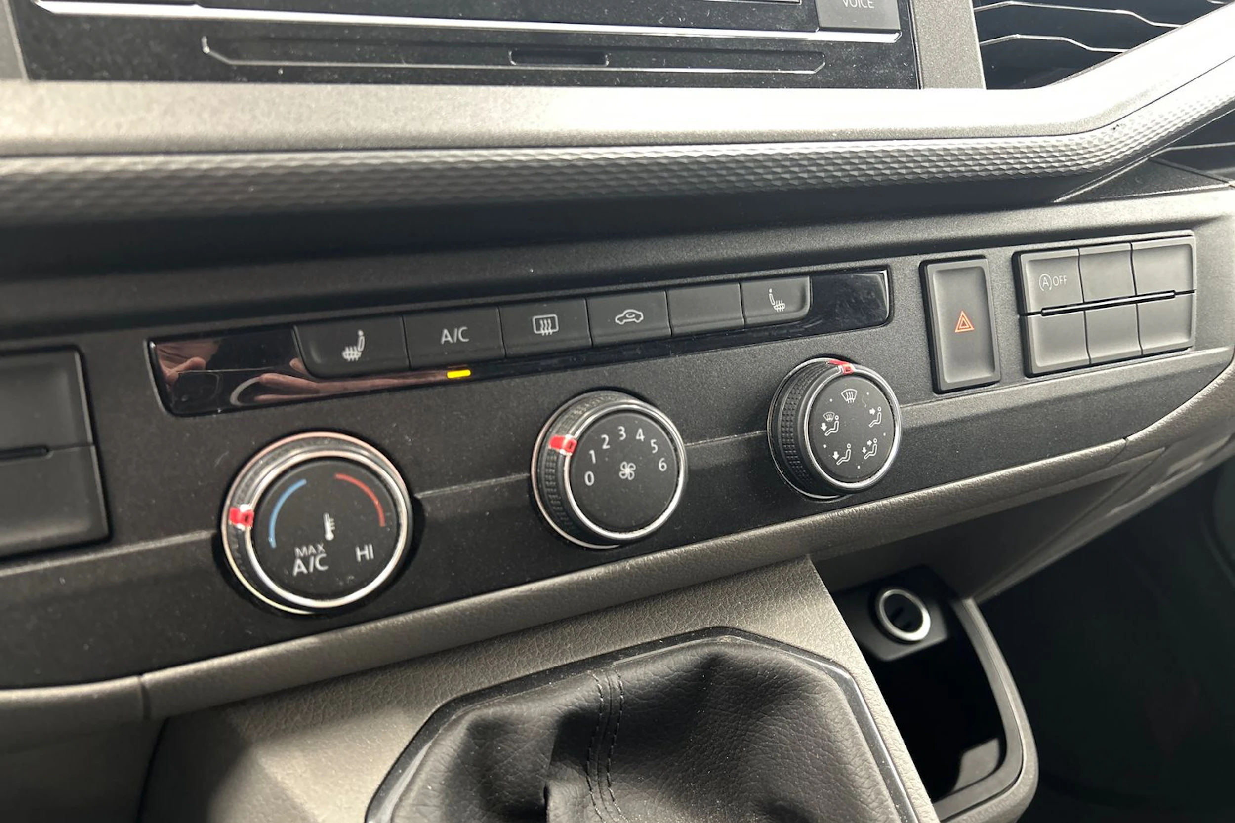 valkoinen Volkswagen Transporter 2021 kuva 14.