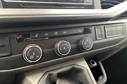 valkoinen Volkswagen Transporter 2021 kuva 14.