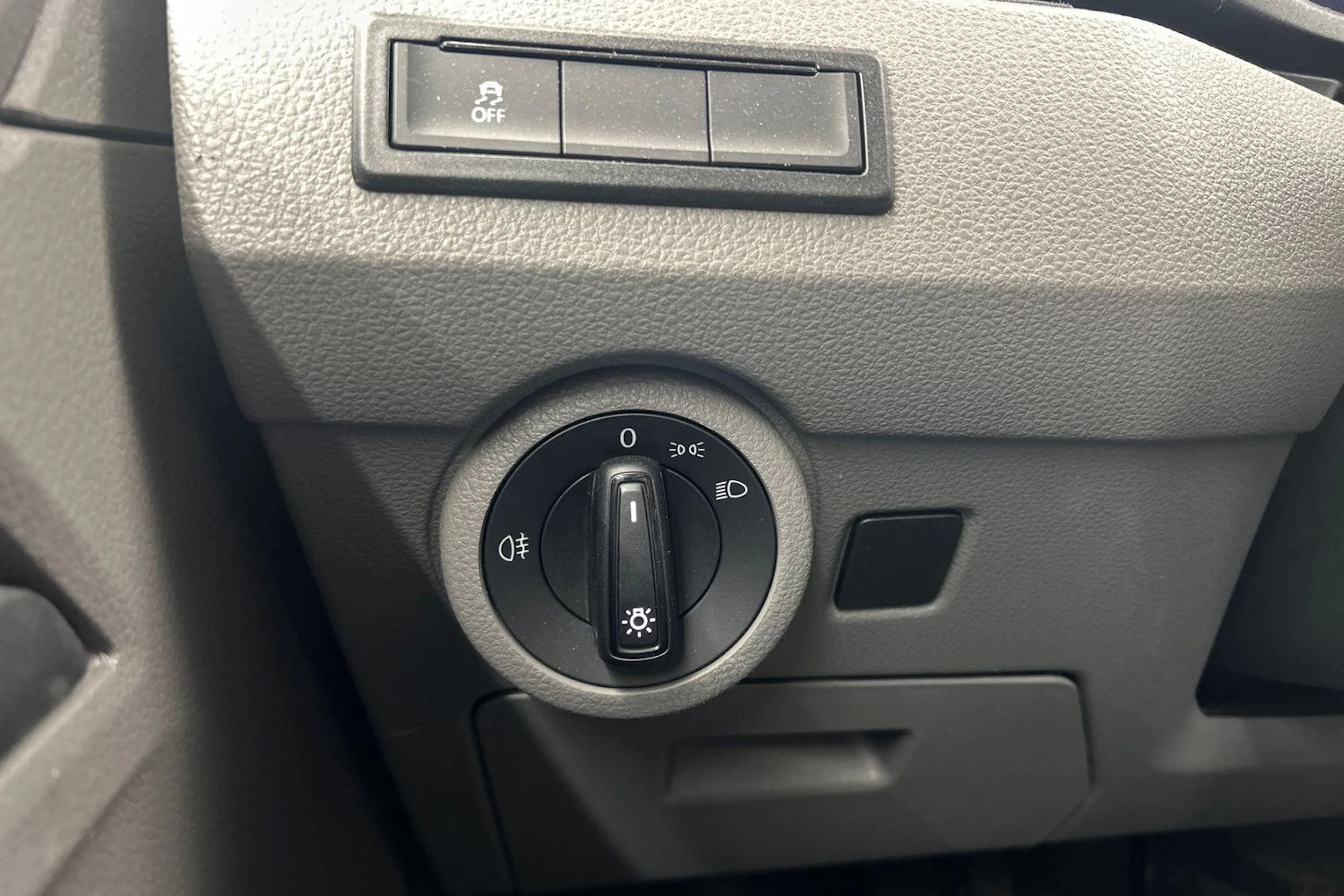 valkoinen Volkswagen Transporter 2021 kuva 16.