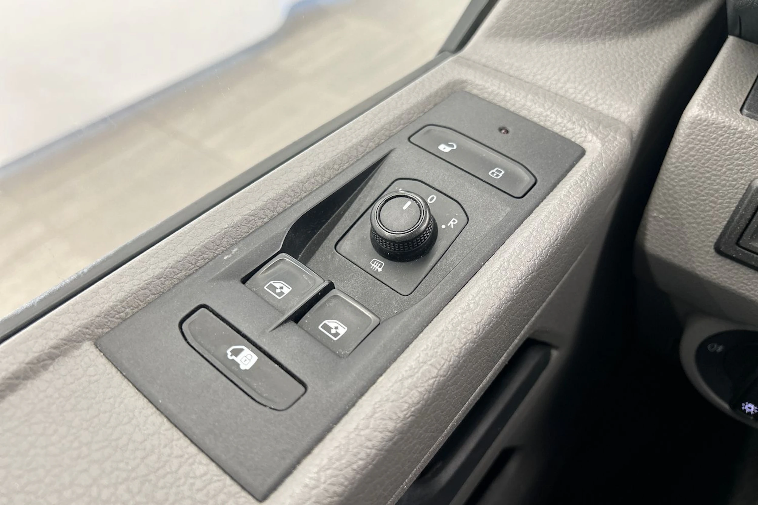 valkoinen Volkswagen Transporter 2021 kuva 17.