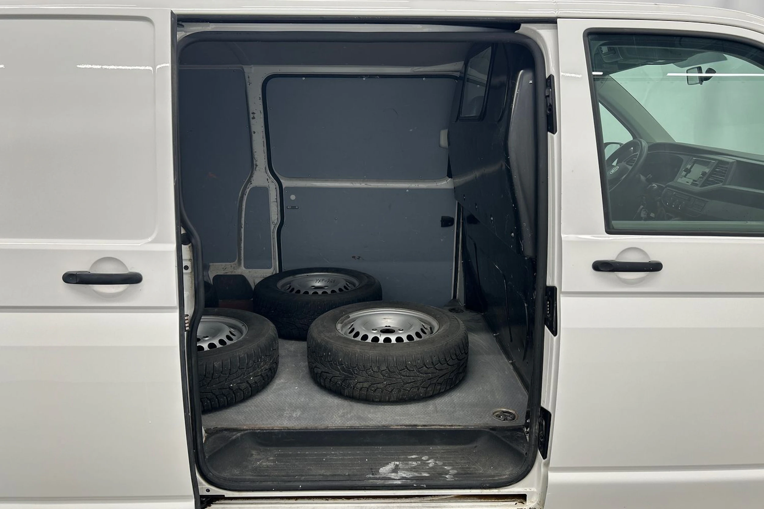 valkoinen Volkswagen Transporter 2021 kuva 19.