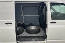 valkoinen Volkswagen Transporter 2021 kuva 19.