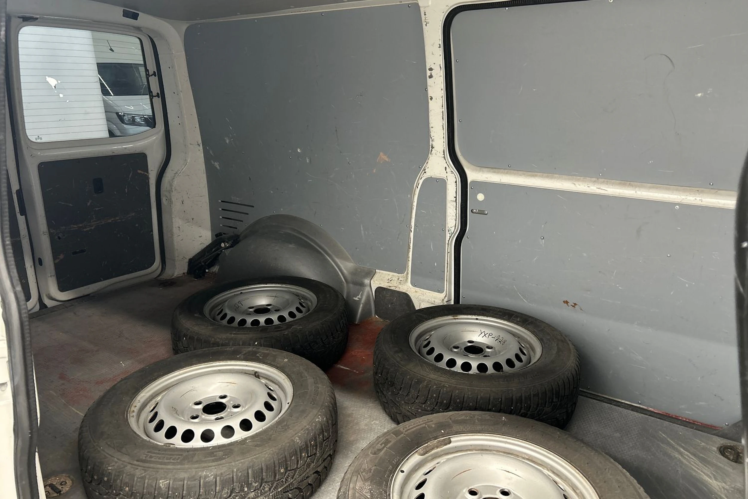 valkoinen Volkswagen Transporter 2021 kuva 20.