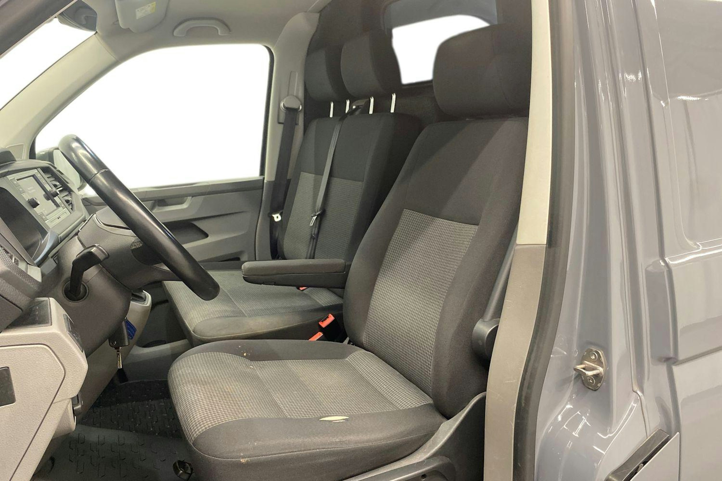 harmaa Volkswagen Transporter 2021 kuva 10.