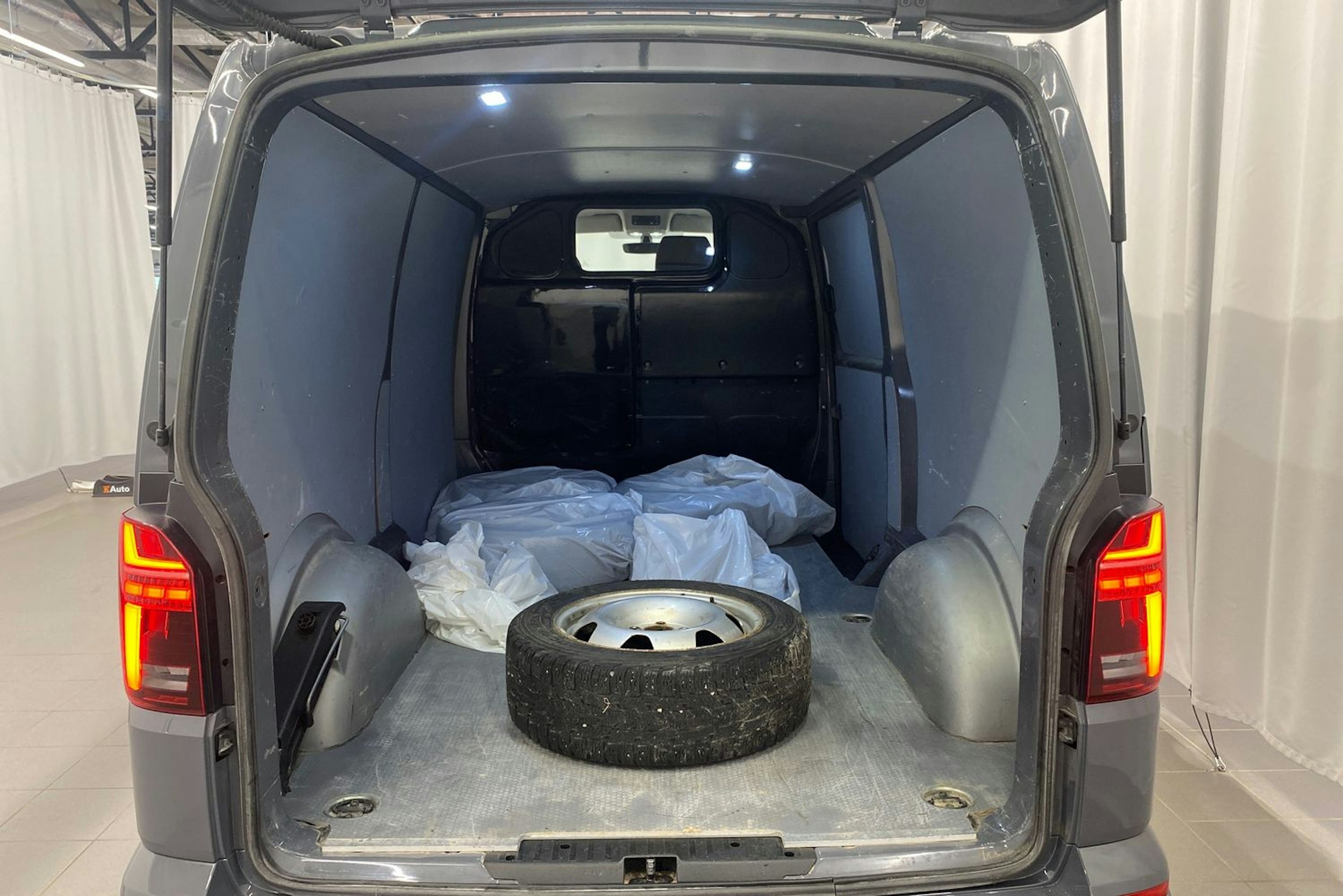harmaa Volkswagen Transporter 2021 kuva 13.