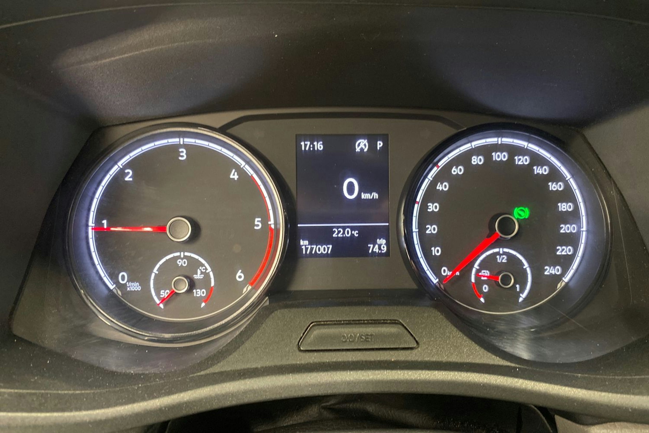 harmaa Volkswagen Transporter 2021 kuva 15.