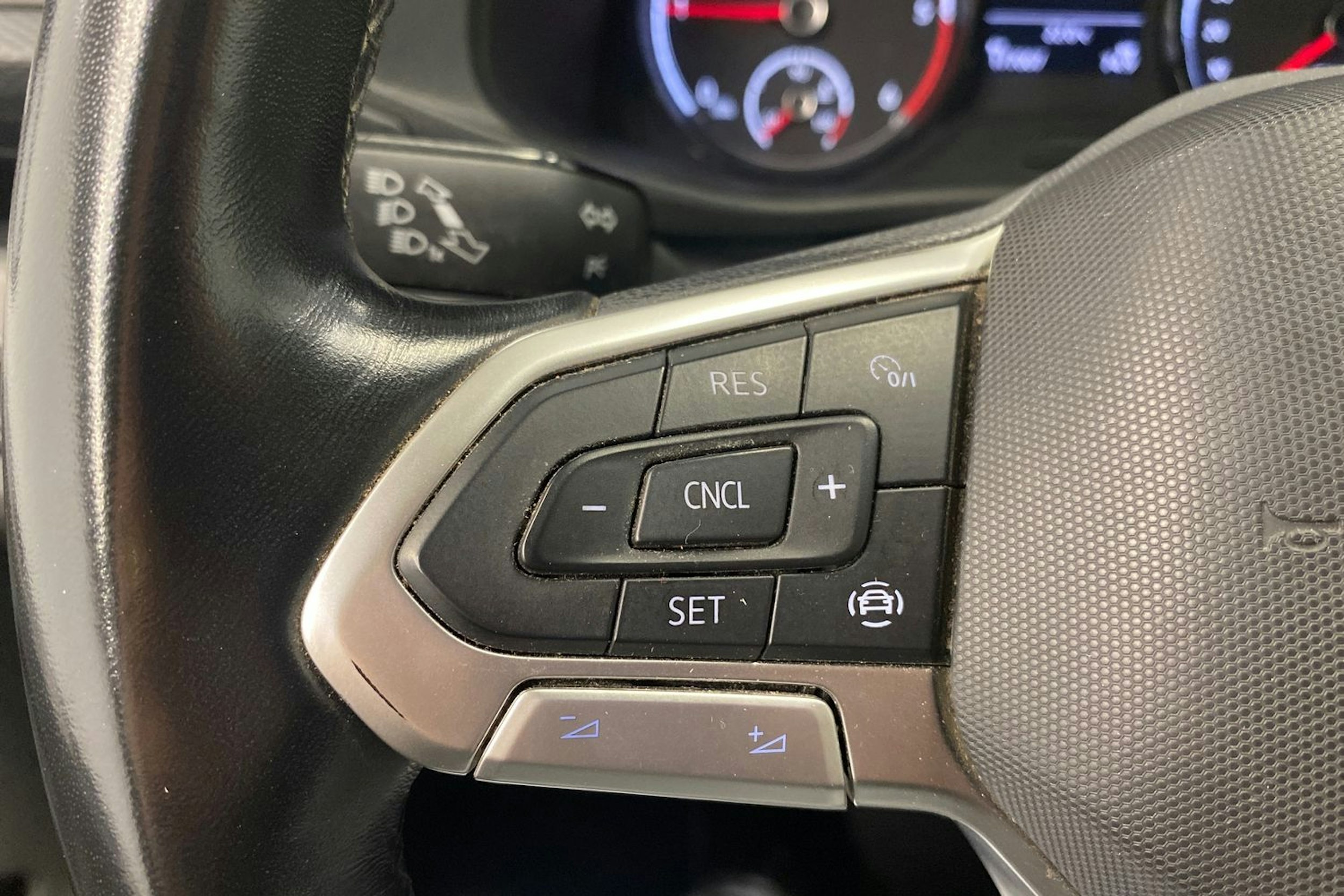 harmaa Volkswagen Transporter 2021 kuva 18.