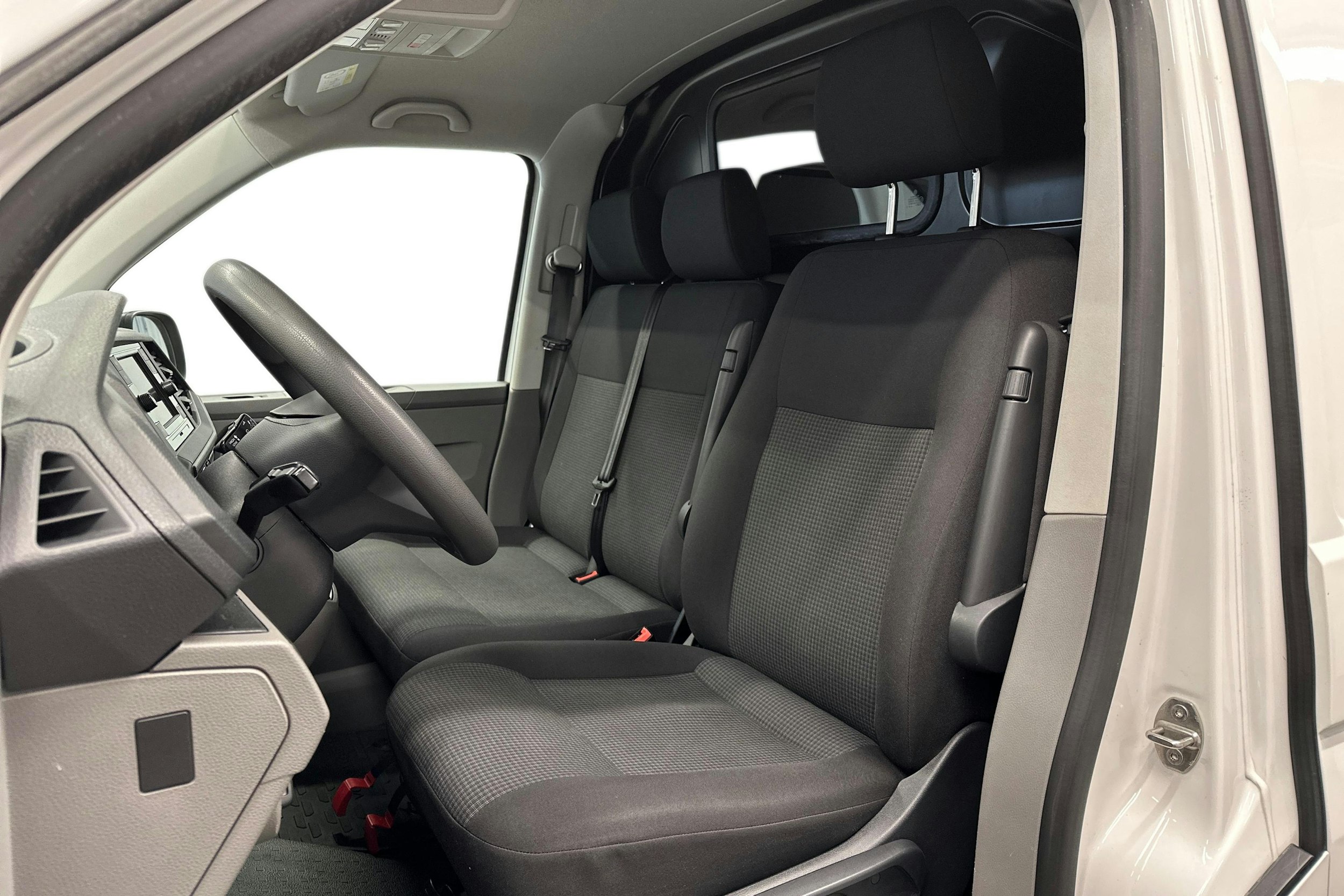valkoinen Volkswagen Transporter 2021 kuva 11.