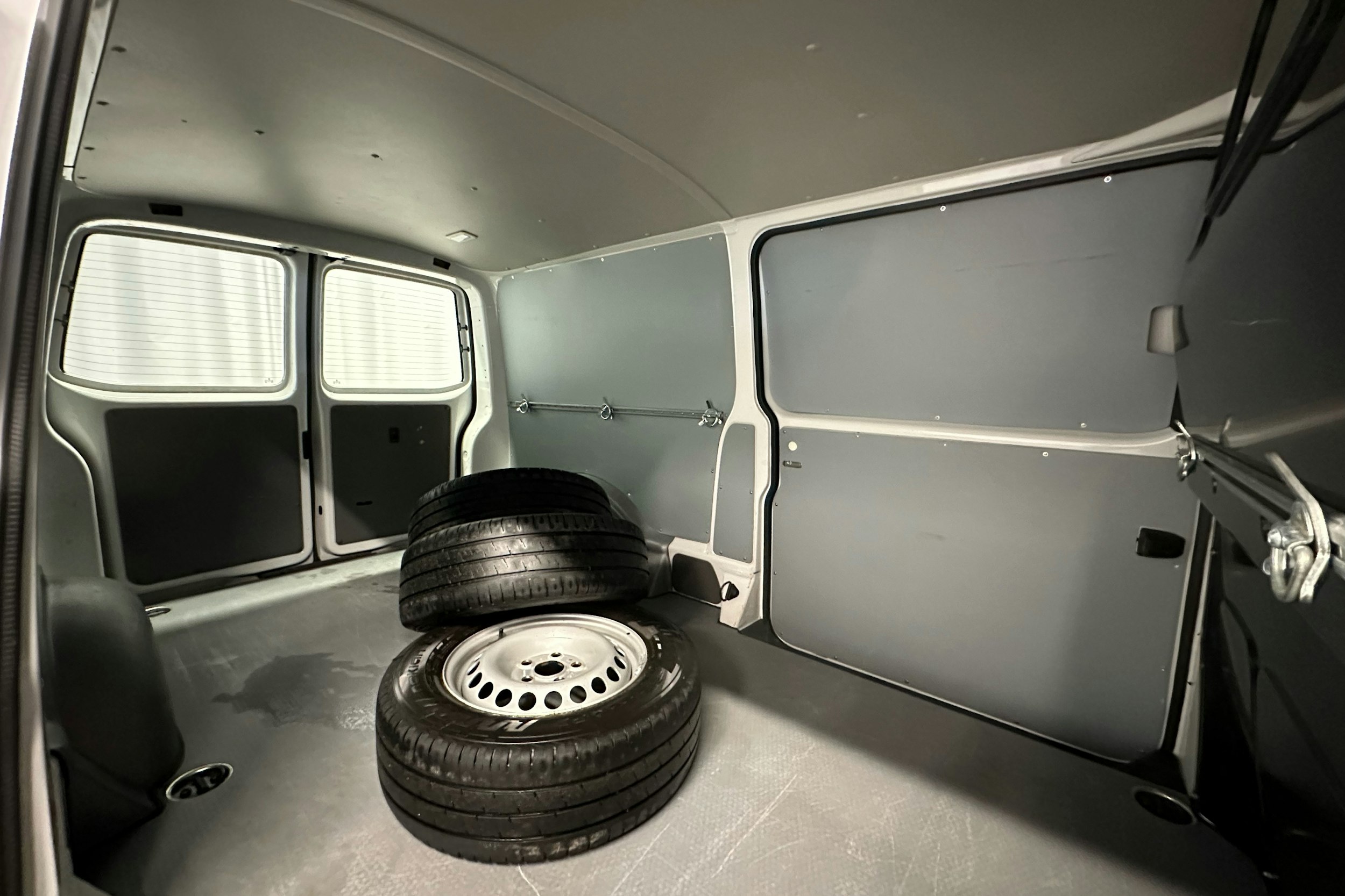 valkoinen Volkswagen Transporter 2021 kuva 16.