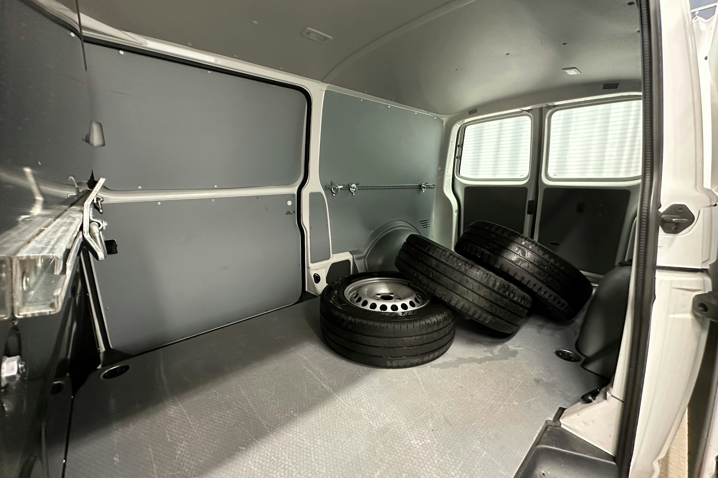 valkoinen Volkswagen Transporter 2021 kuva 17.