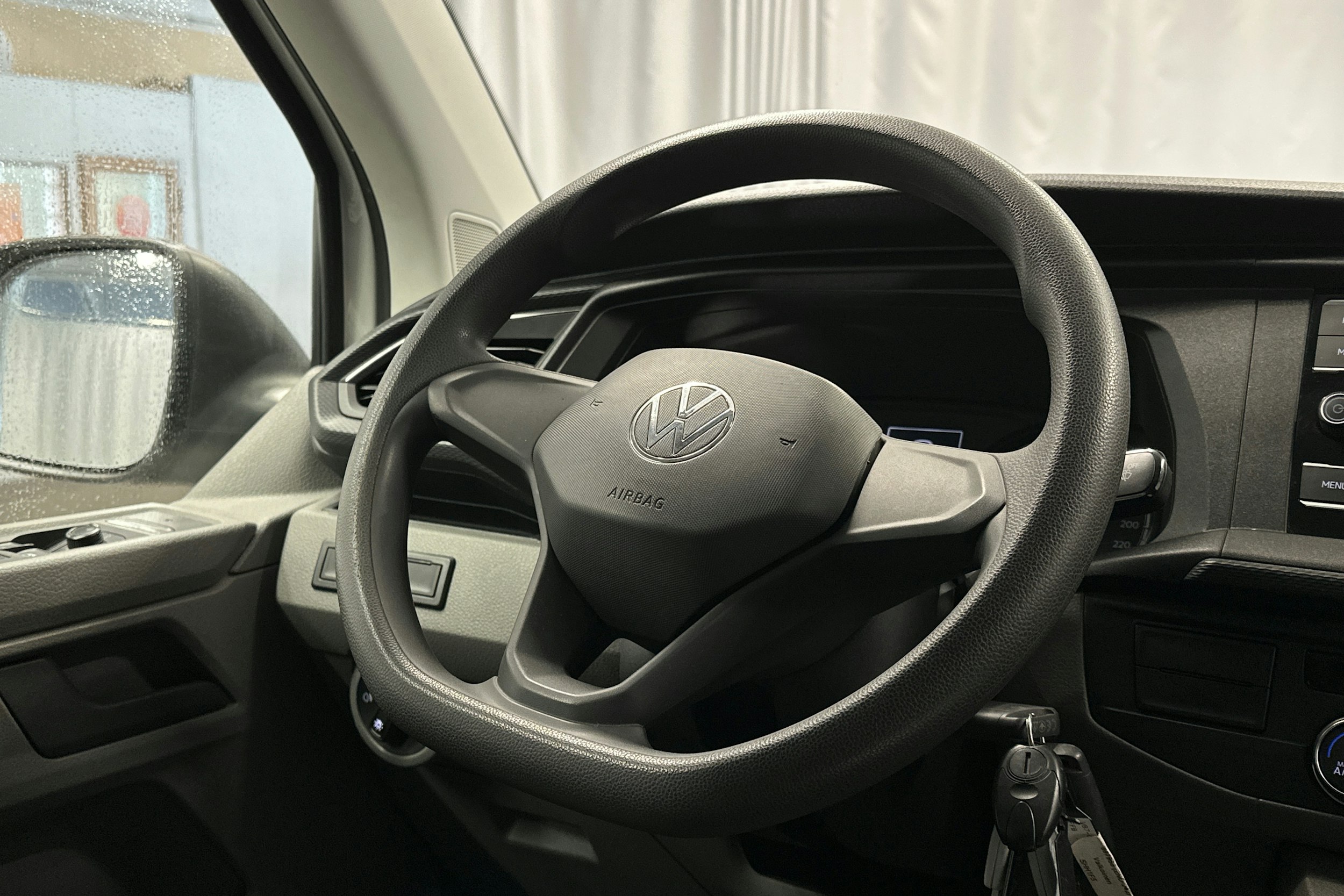 valkoinen Volkswagen Transporter 2021 kuva 18.