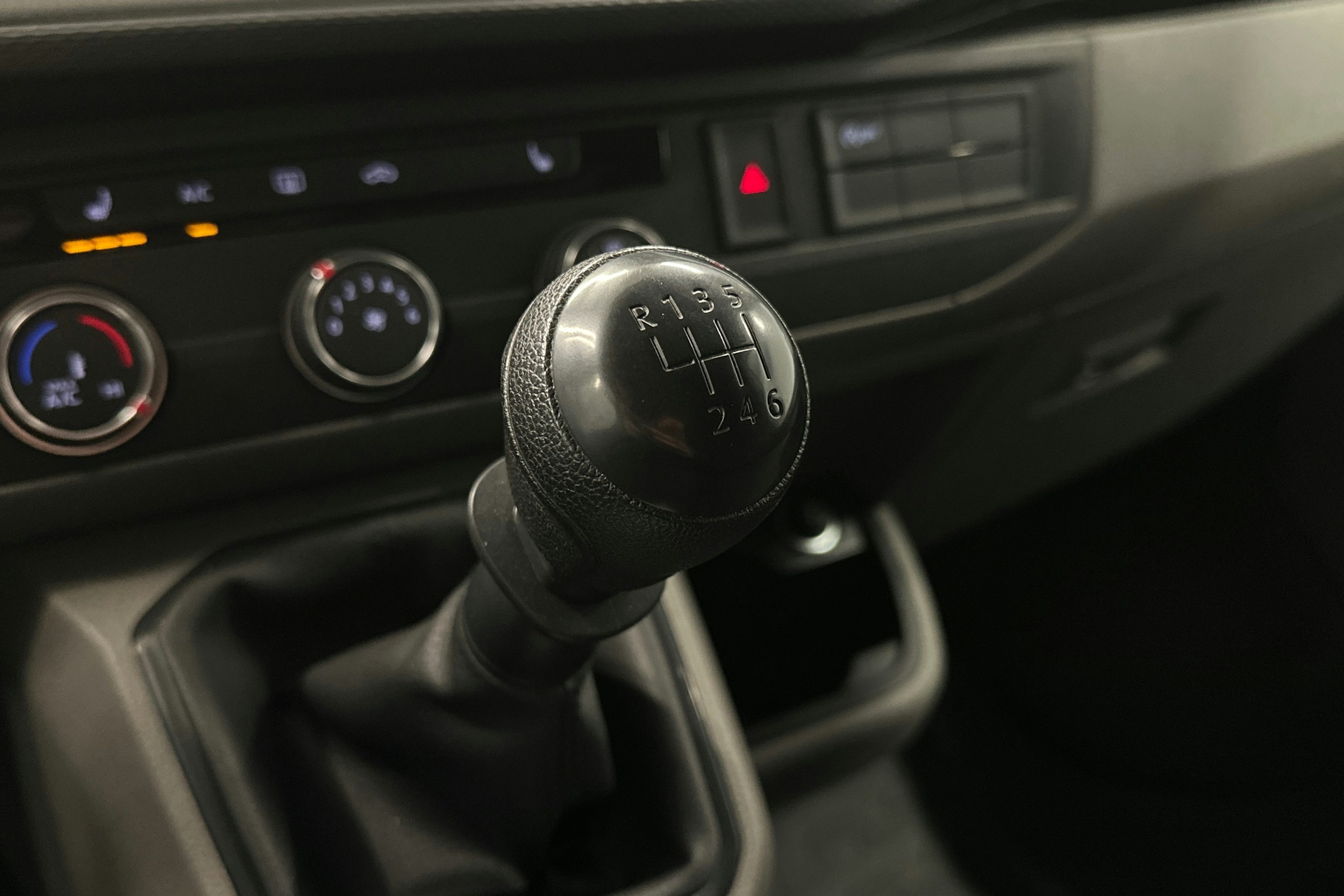 valkoinen Volkswagen Transporter 2021 kuva 23.