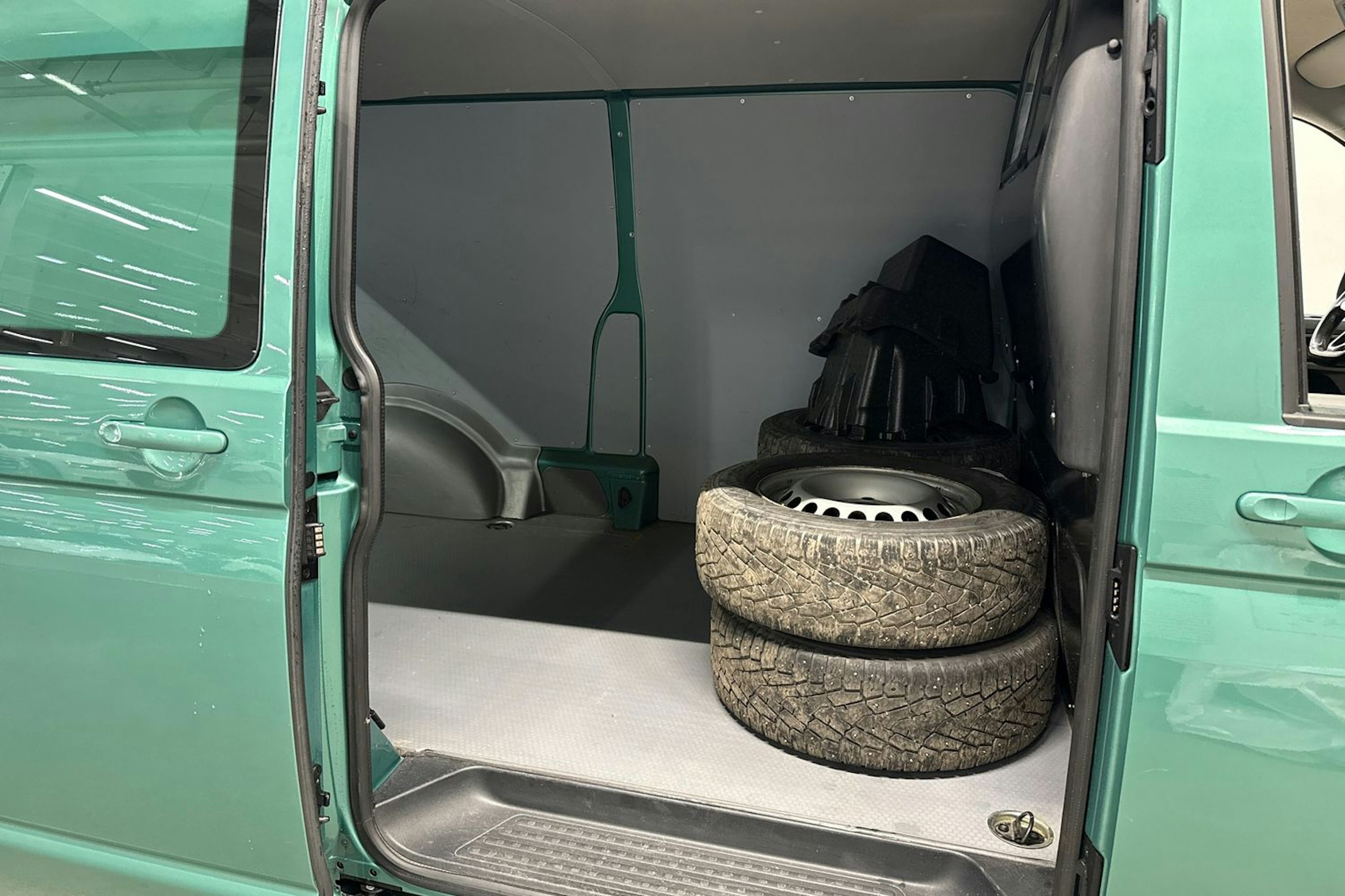 Vihreä Volkswagen TRANSPORTER 2021 kuva 10.