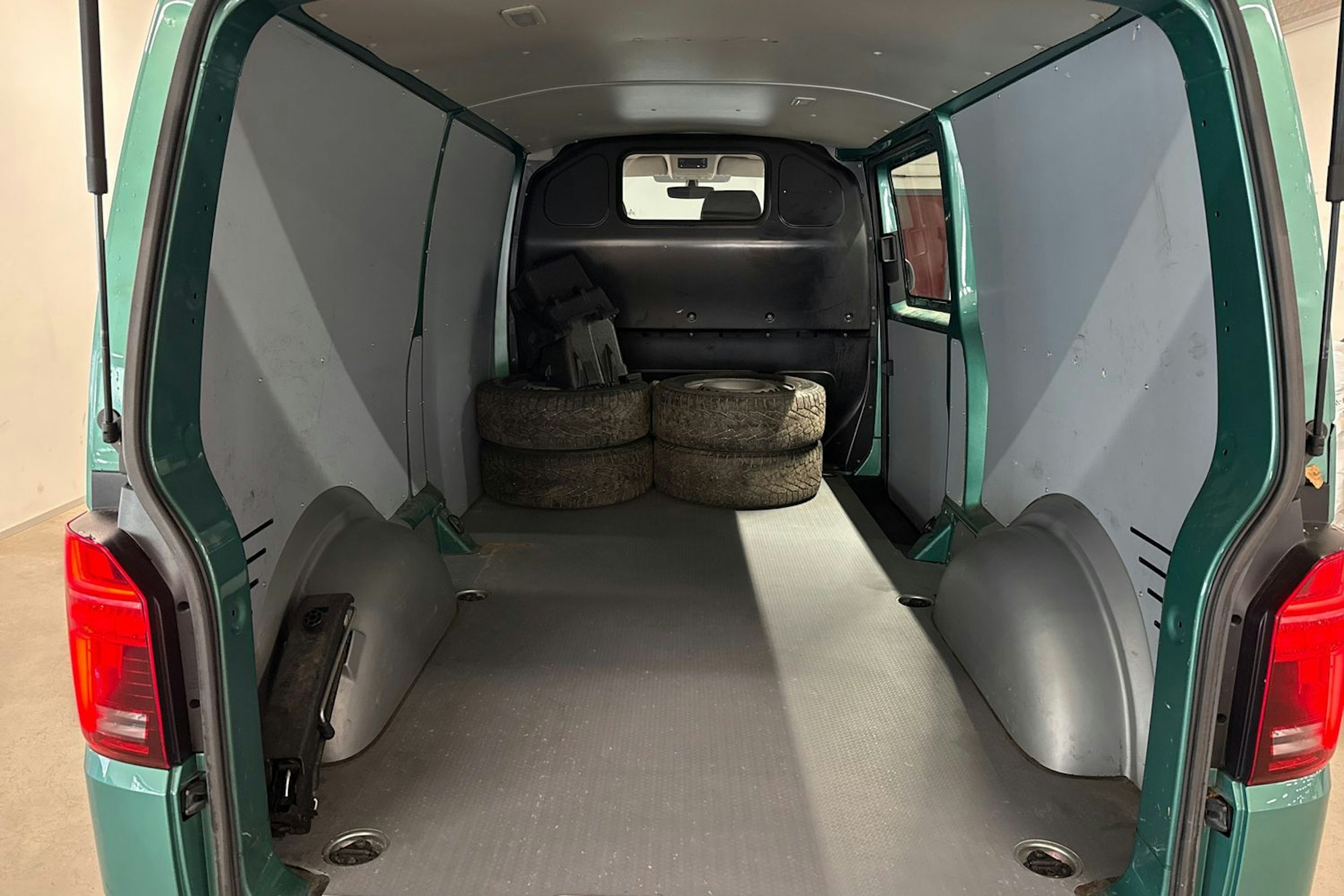 Vihreä Volkswagen TRANSPORTER 2021 kuva 11.