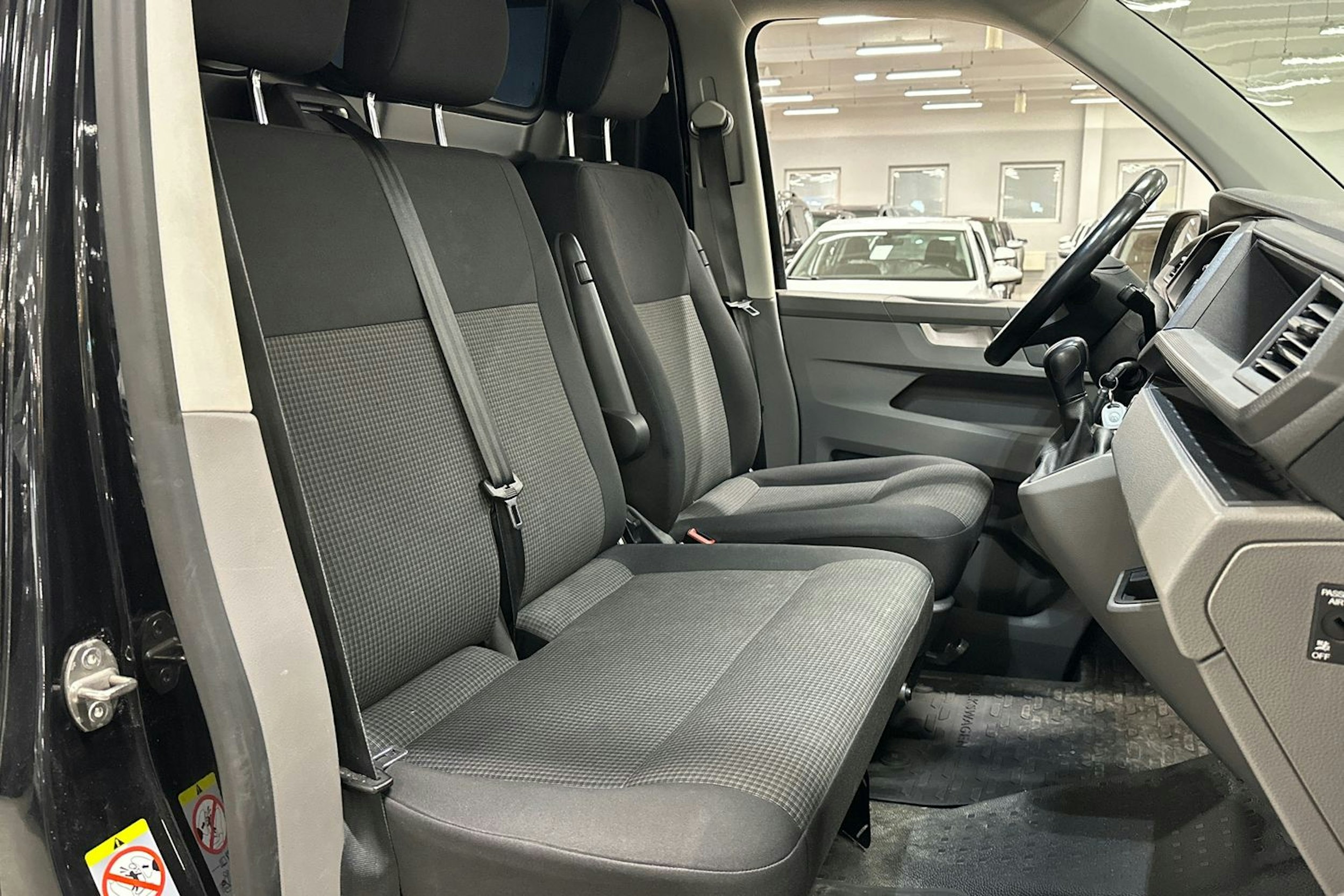 musta Volkswagen Transporter 2021 kuva 13.