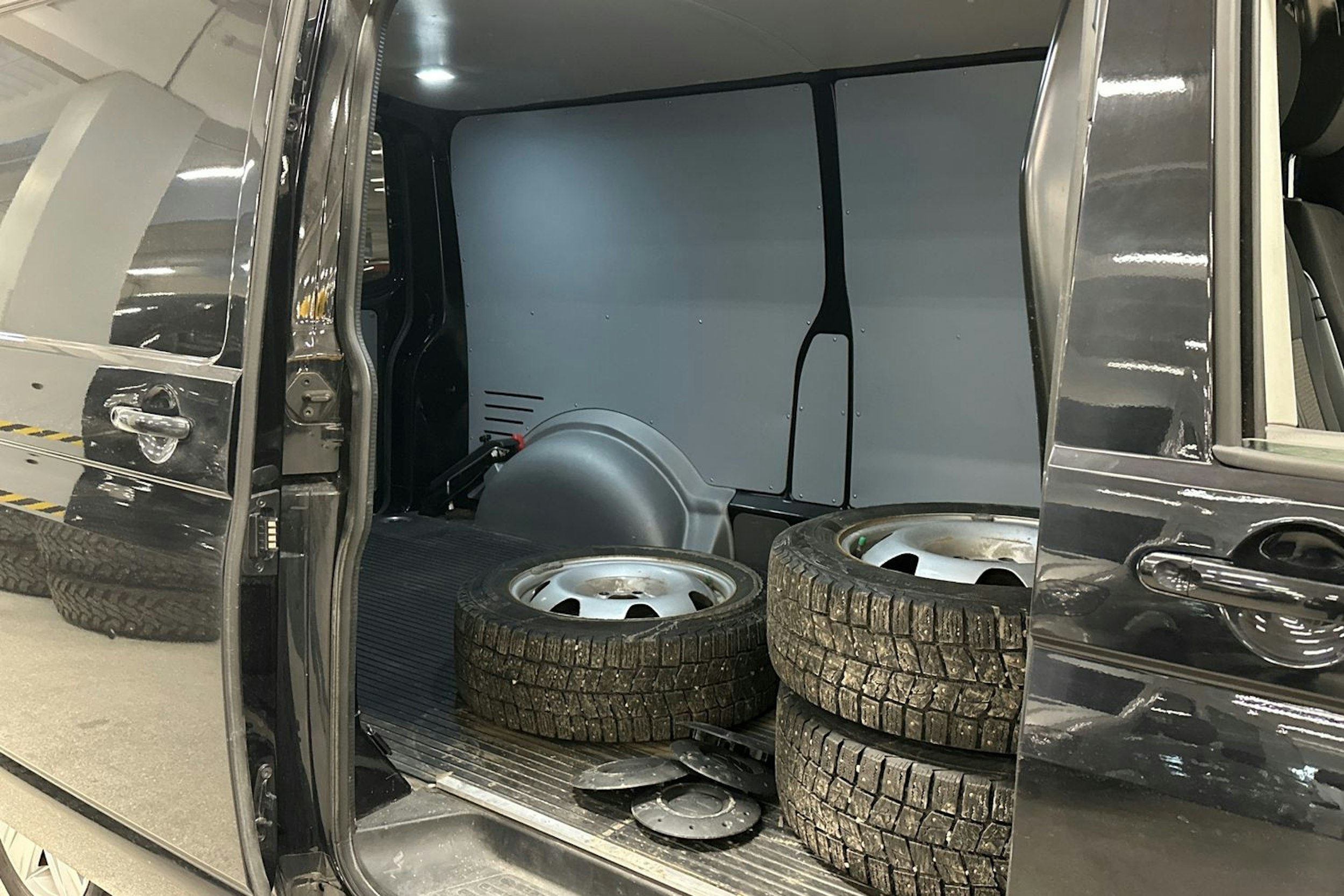 musta Volkswagen Transporter 2021 kuva 14.