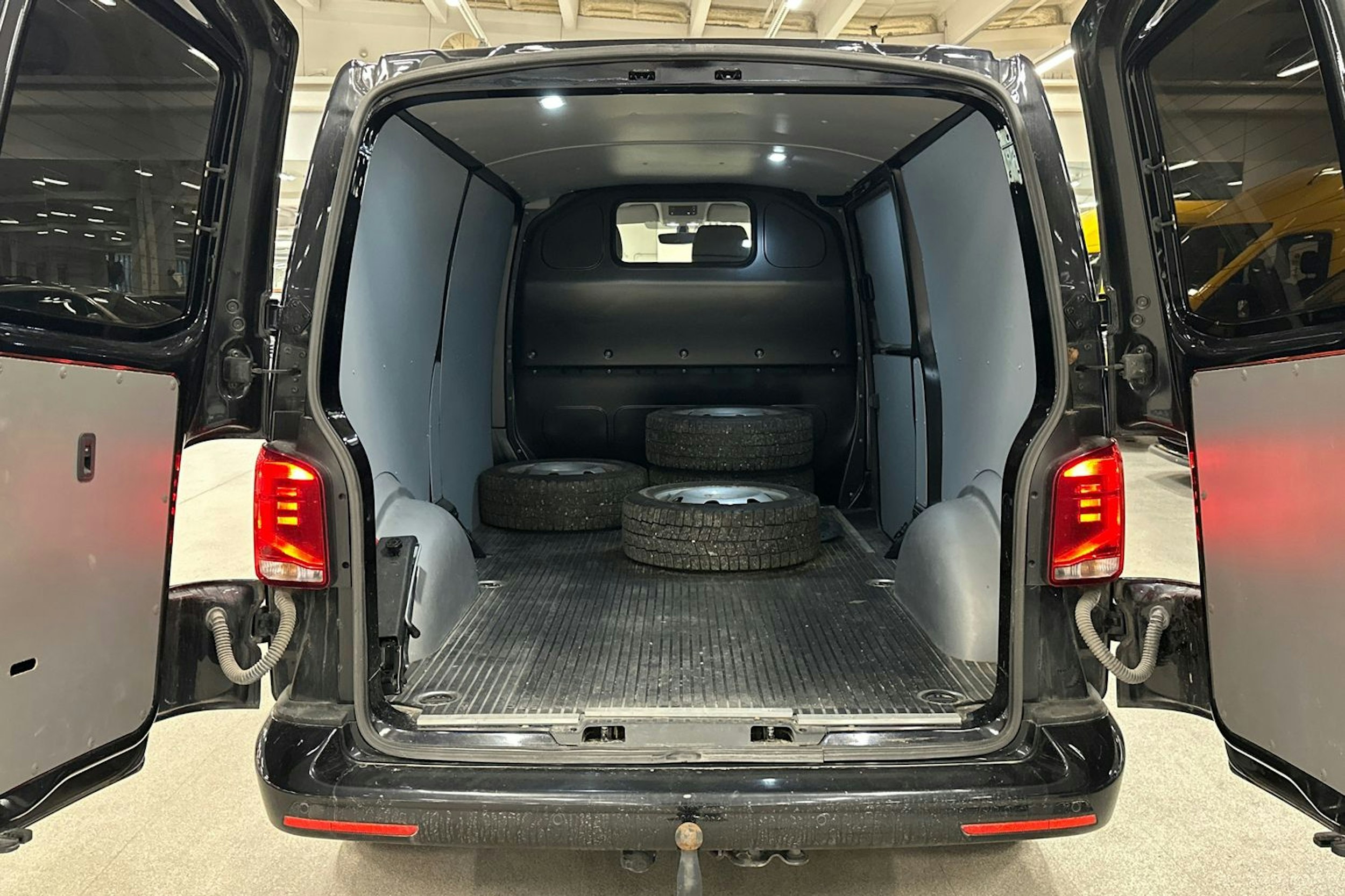 musta Volkswagen Transporter 2021 kuva 15.