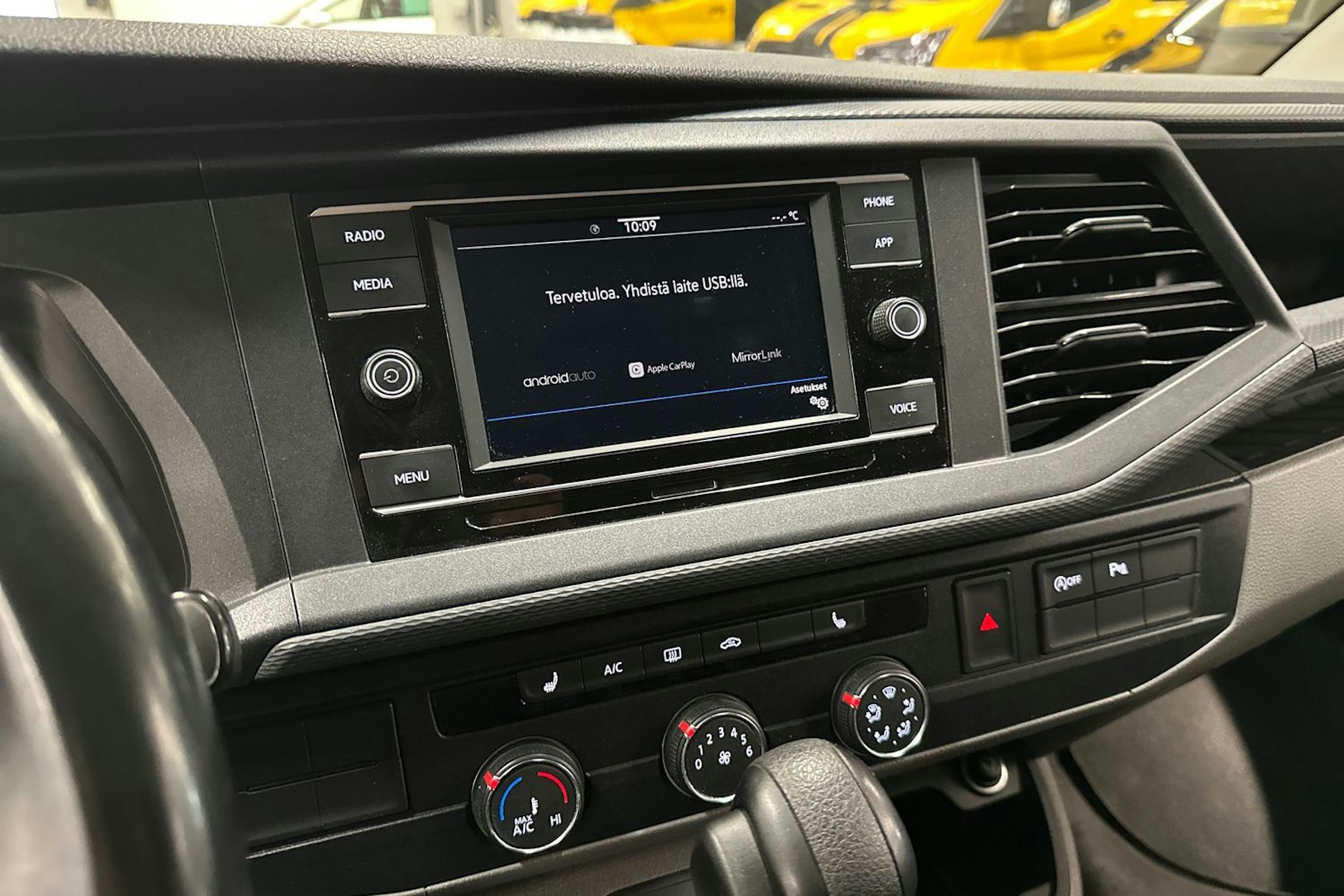musta Volkswagen Transporter 2021 kuva 19.