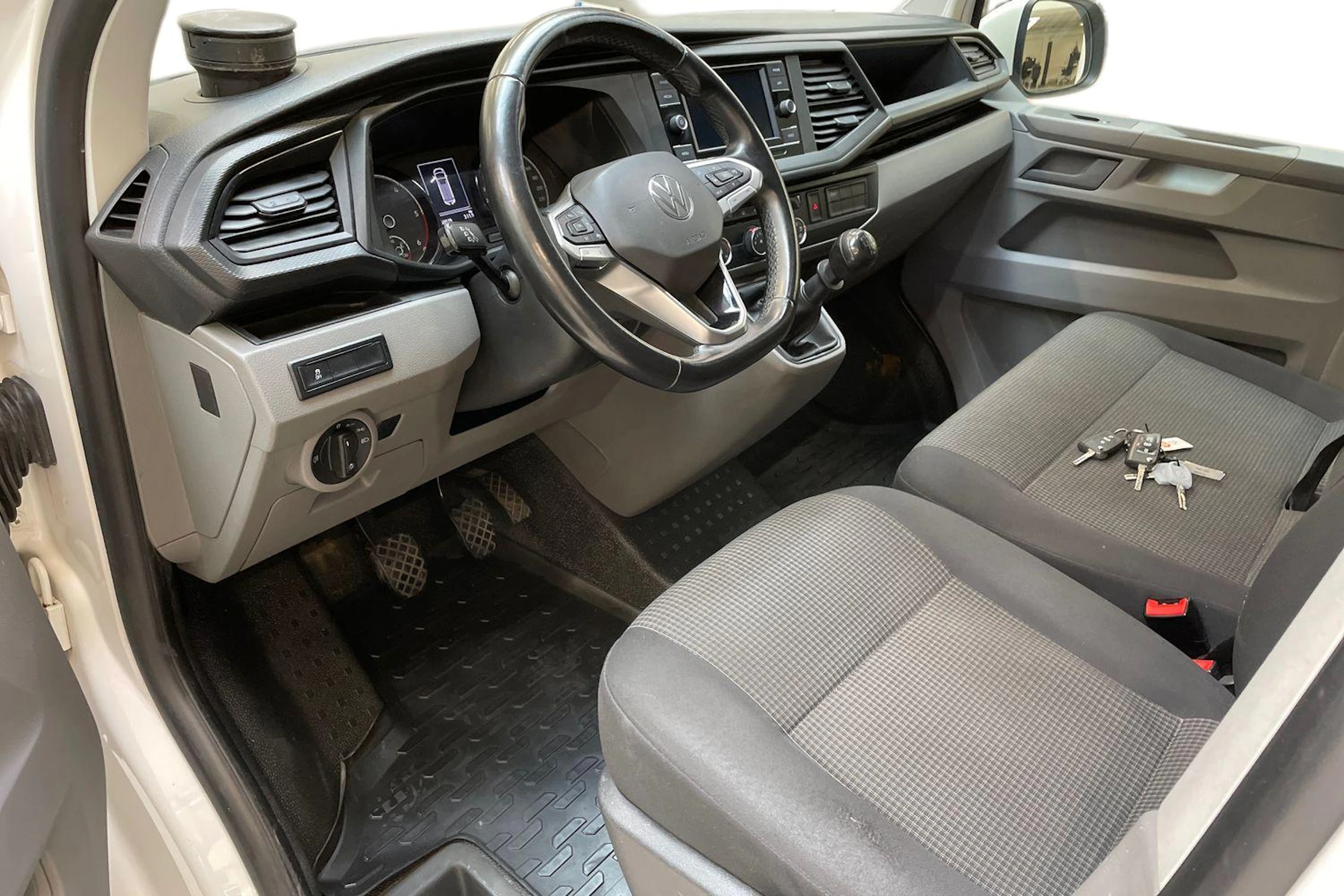 valkoinen Volkswagen Transporter 2021 kuva 8.
