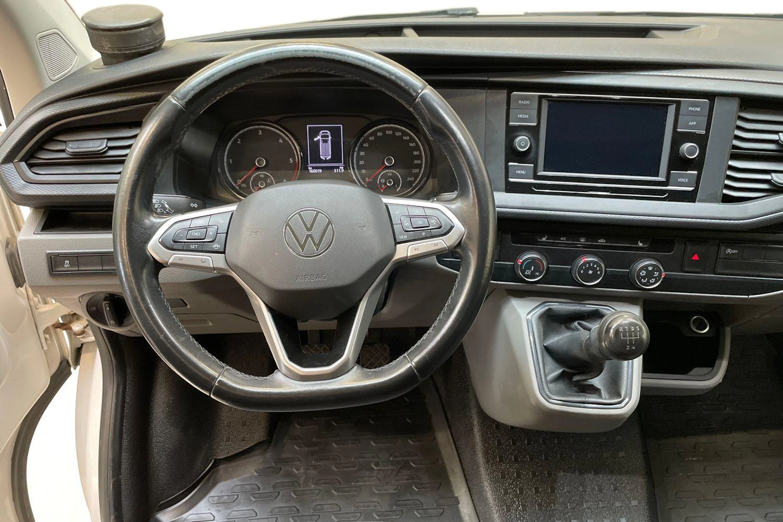 valkoinen Volkswagen Transporter 2021 kuva 9.