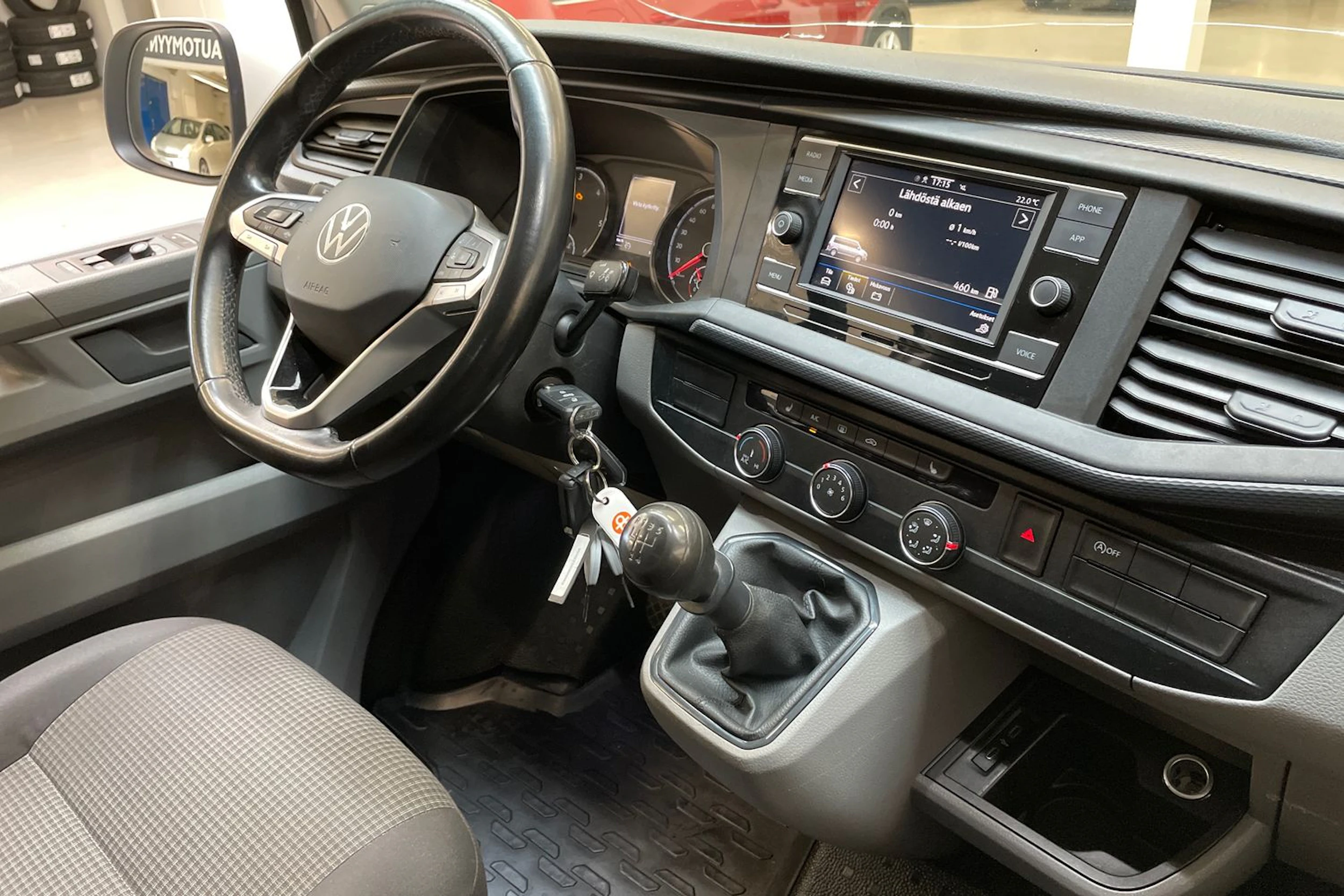 valkoinen Volkswagen Transporter 2021 kuva 13.