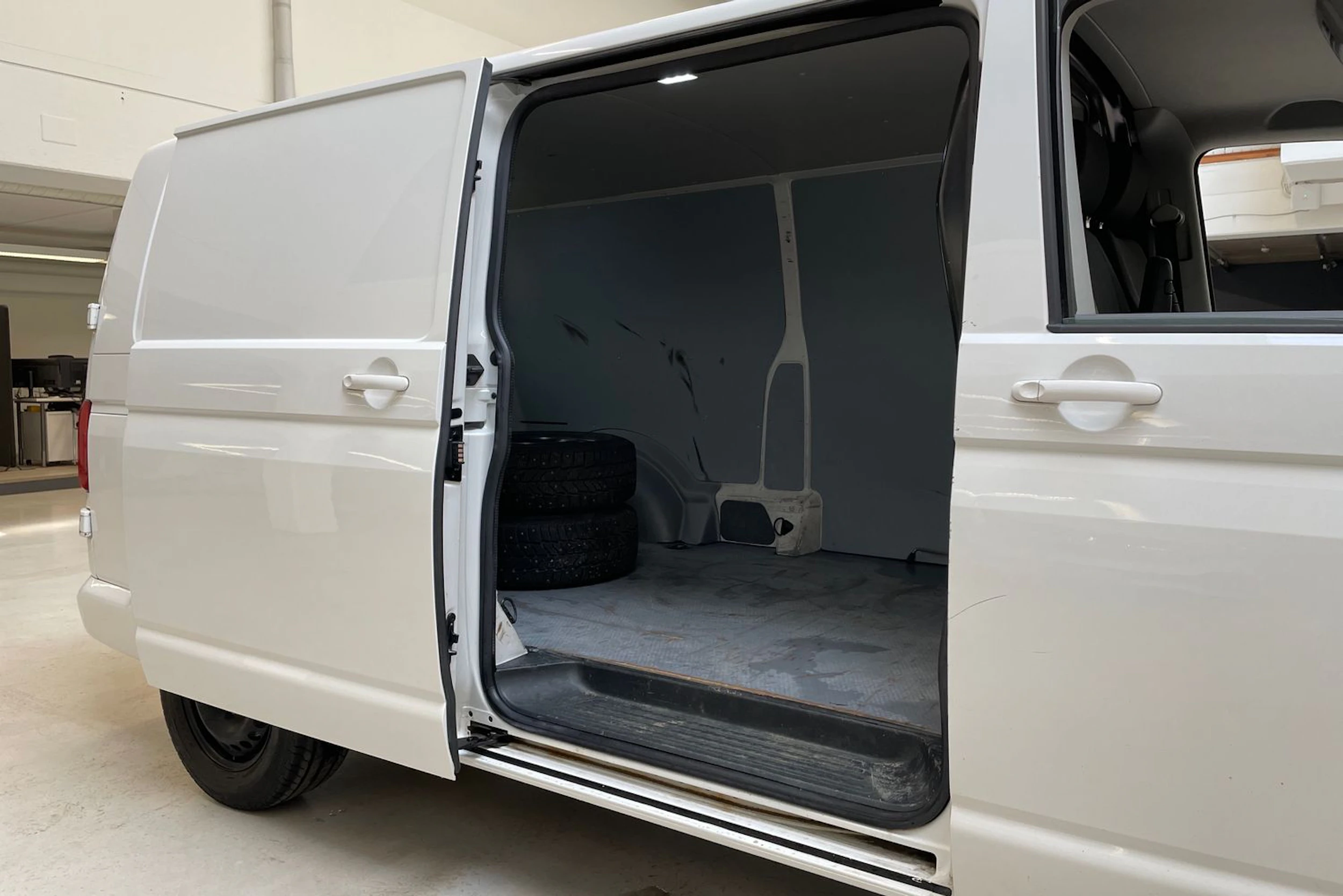 valkoinen Volkswagen Transporter 2021 kuva 15.