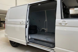 valkoinen Volkswagen Transporter 2021 kuva 15.