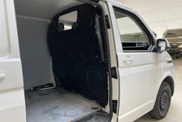 valkoinen Volkswagen Transporter 2021 kuva 16.
