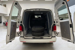 valkoinen Volkswagen Transporter 2021 kuva 17.