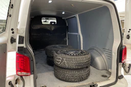 valkoinen Volkswagen Transporter 2021 kuva 19.