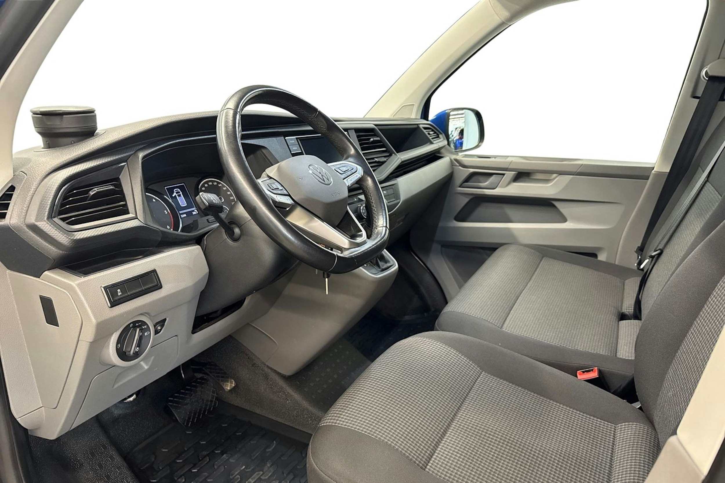 sininen Volkswagen Transporter 2021 kuva 7.