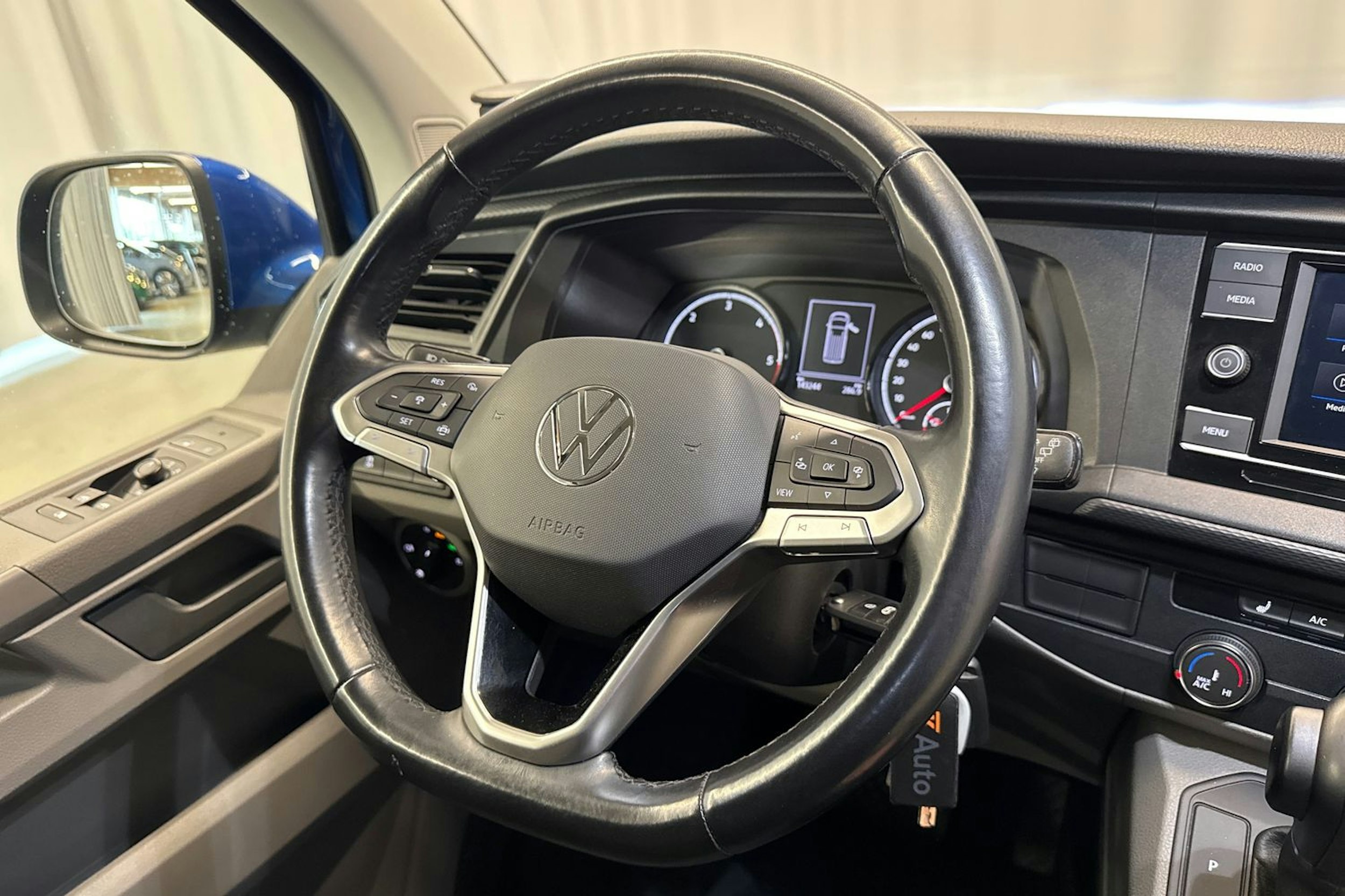 sininen Volkswagen Transporter 2021 kuva 13.