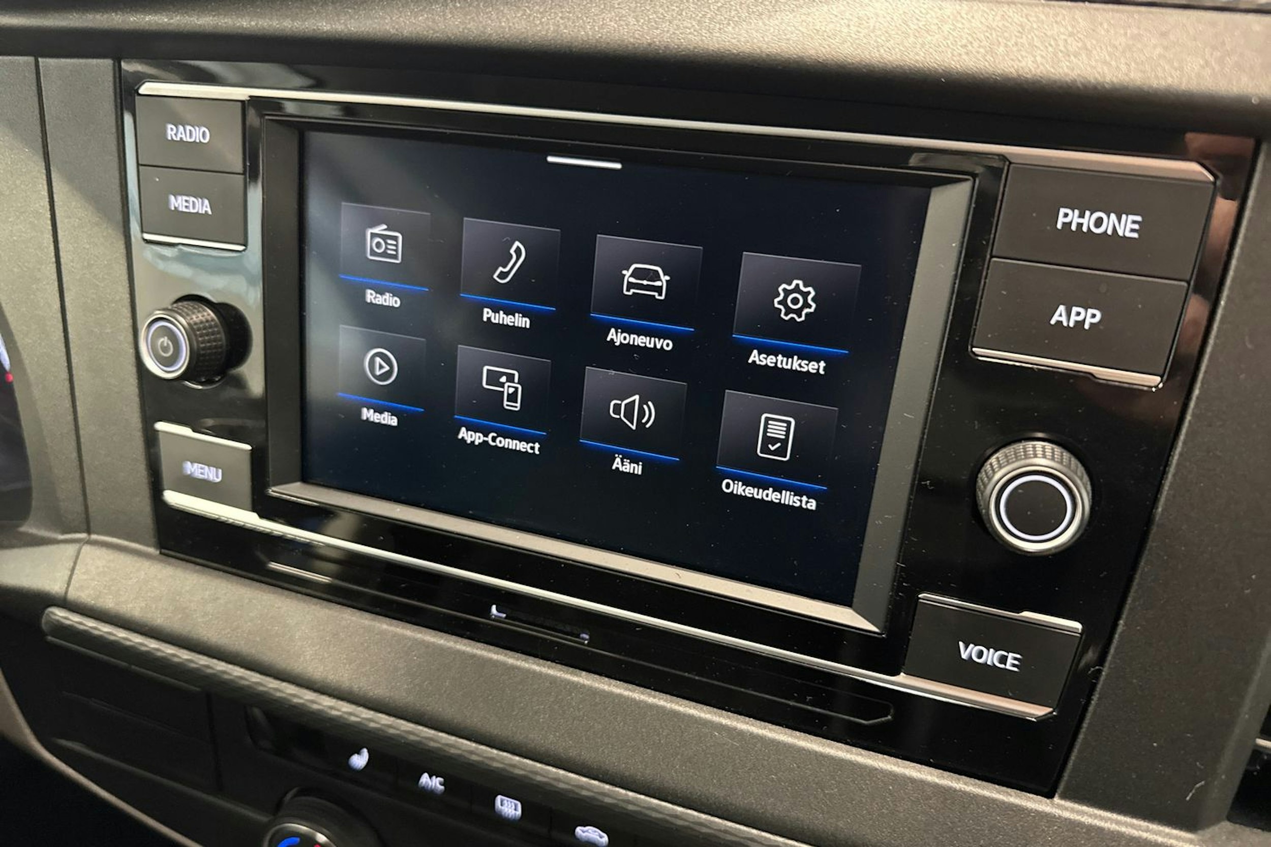 sininen Volkswagen Transporter 2021 kuva 17.