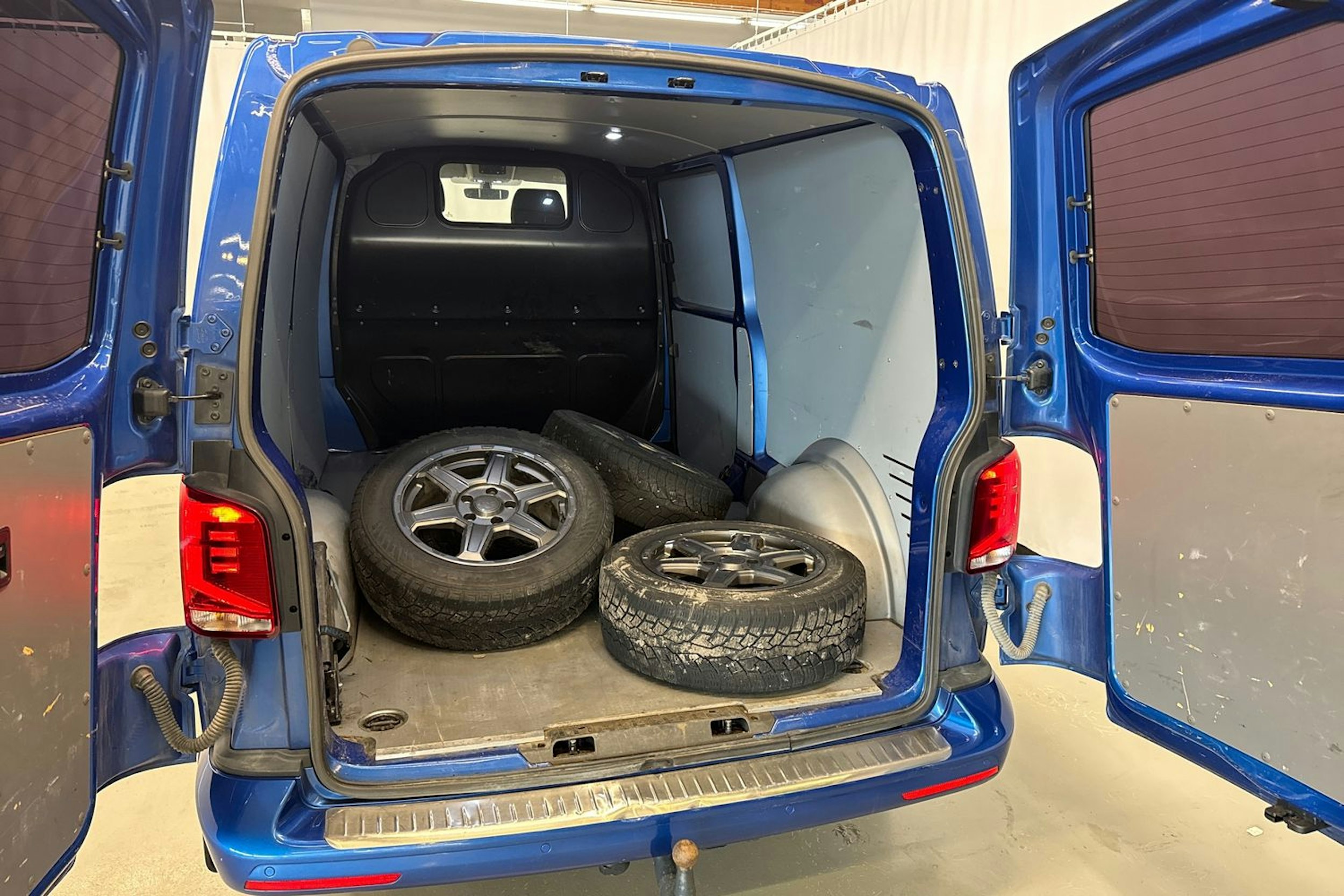 sininen Volkswagen Transporter 2021 kuva 24.