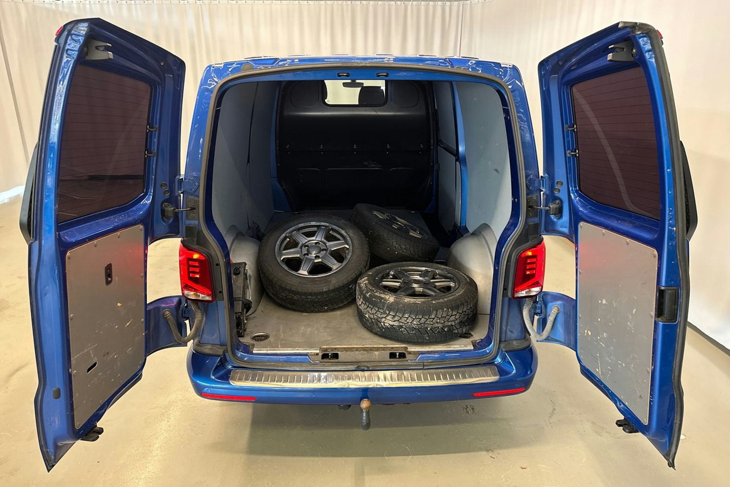 sininen Volkswagen Transporter 2021 kuva 25.
