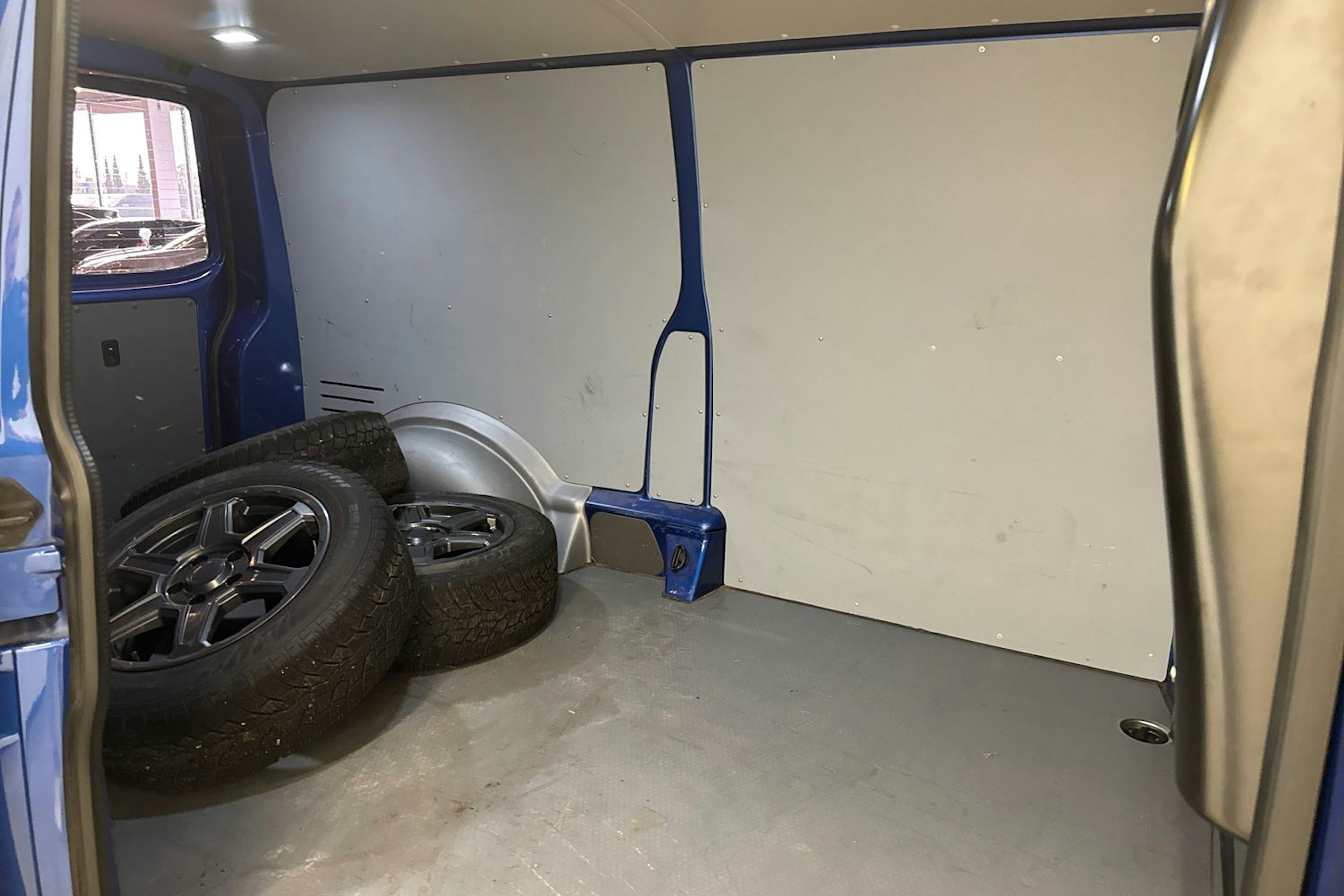 sininen Volkswagen Transporter 2021 kuva 26.