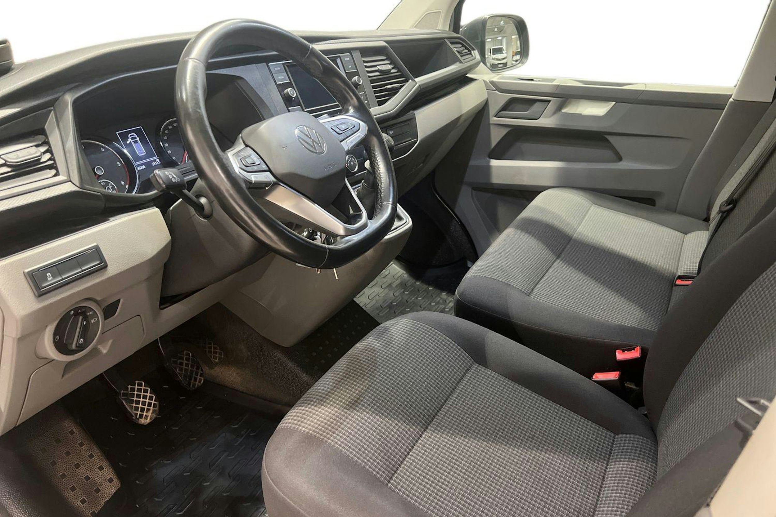 harmaa Volkswagen Transporter 2021 kuva 8.